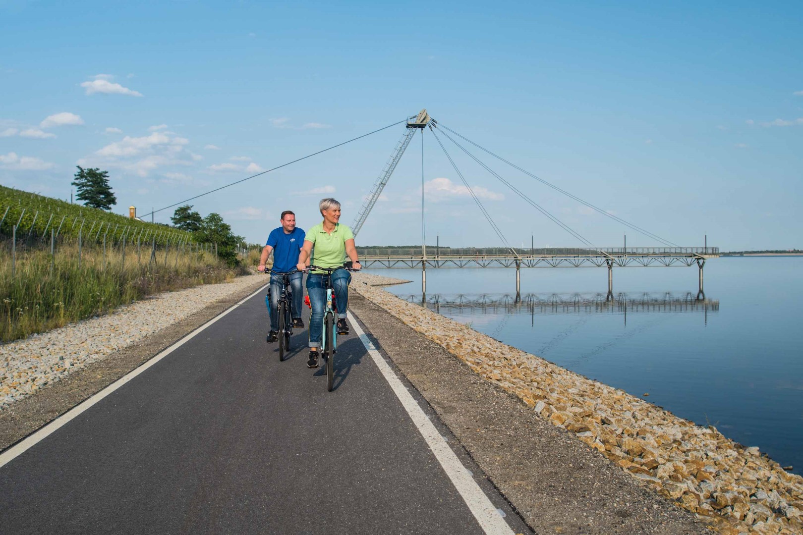 Radfahrer am Großräschener See. Photo Credit: Tourismusverband Lausitzer Seenland e.V., Nada Quenzel