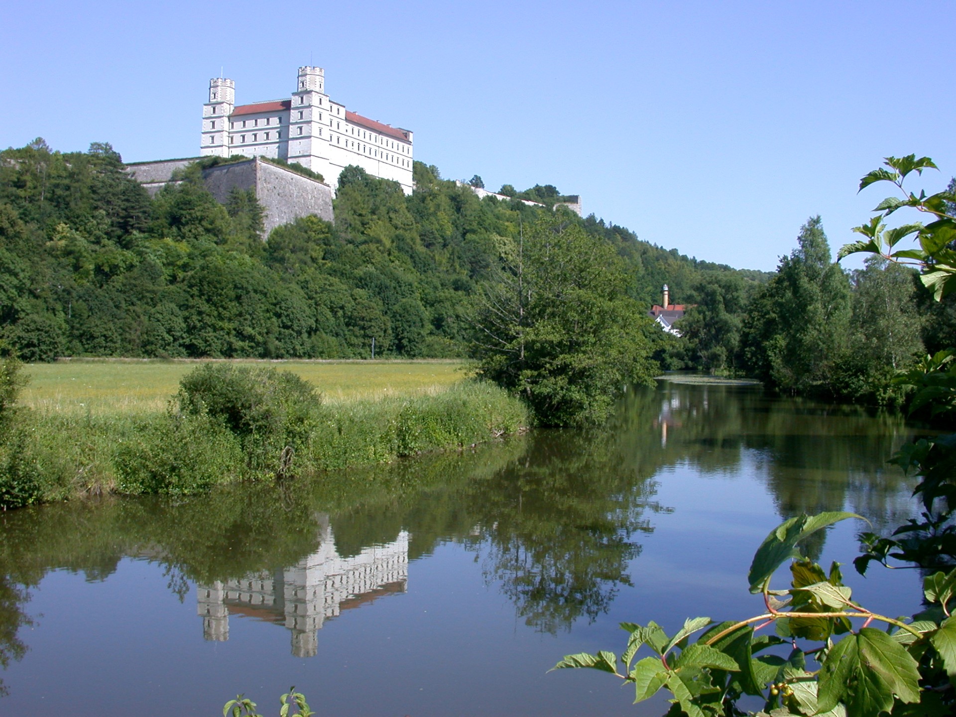 Erhaben trohnt die Willibaldsburg über dem Fluss bei Eichstätt. Photo Credit: Naturpark Altmühltal
