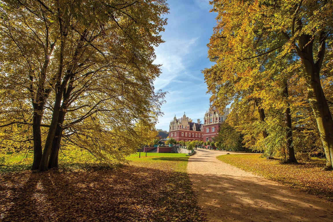 Der UNESCO-Welterbe Muskauer Park ist im Herbst ein farbenfrohes Naturerlebnis. Photo Credit: Stiftung Fürst-Pückler-Park Bad Muskau 