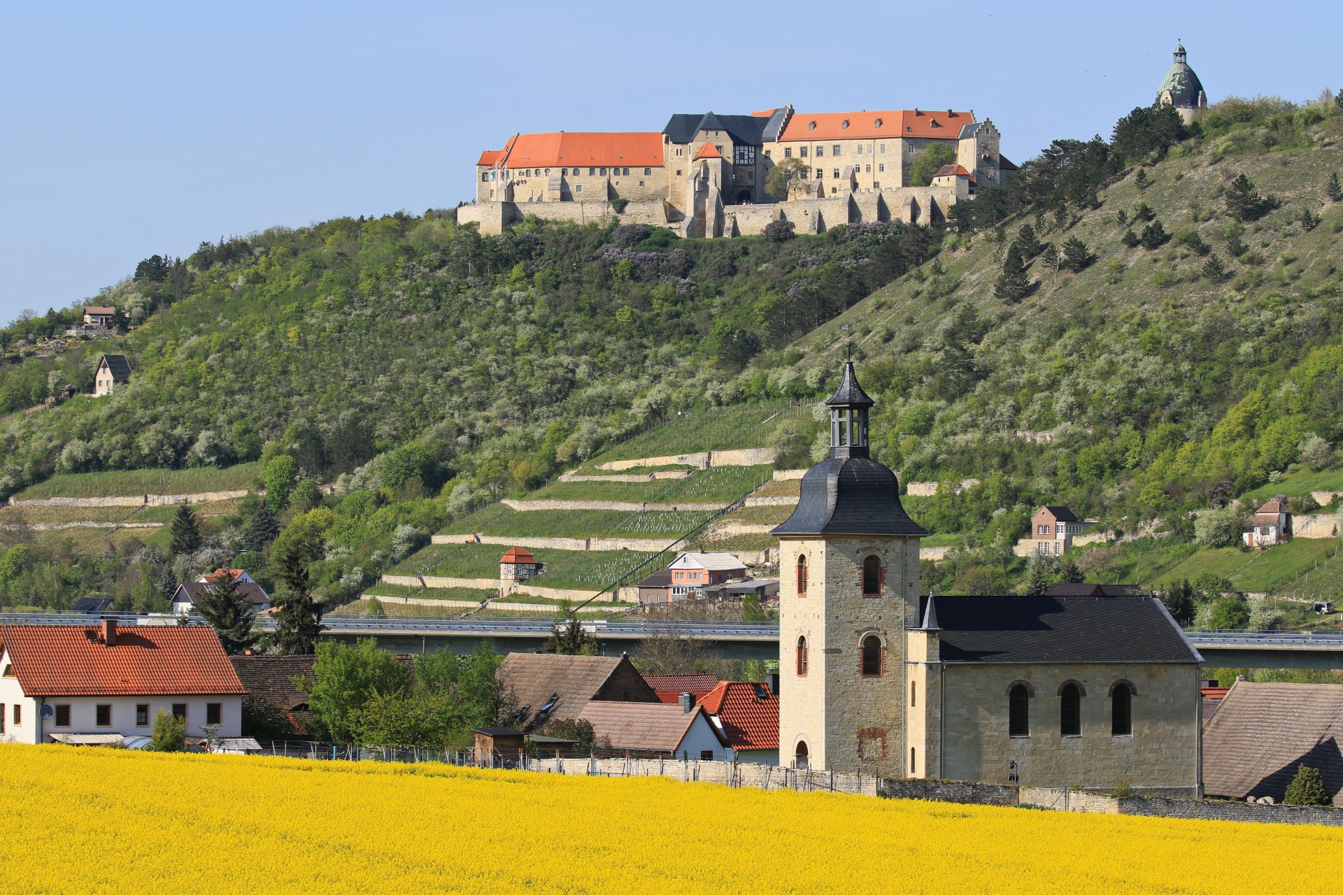 Blick zum Schloss Neuenburg. Photo Credit: Kora27, CC BY-SA 4.0