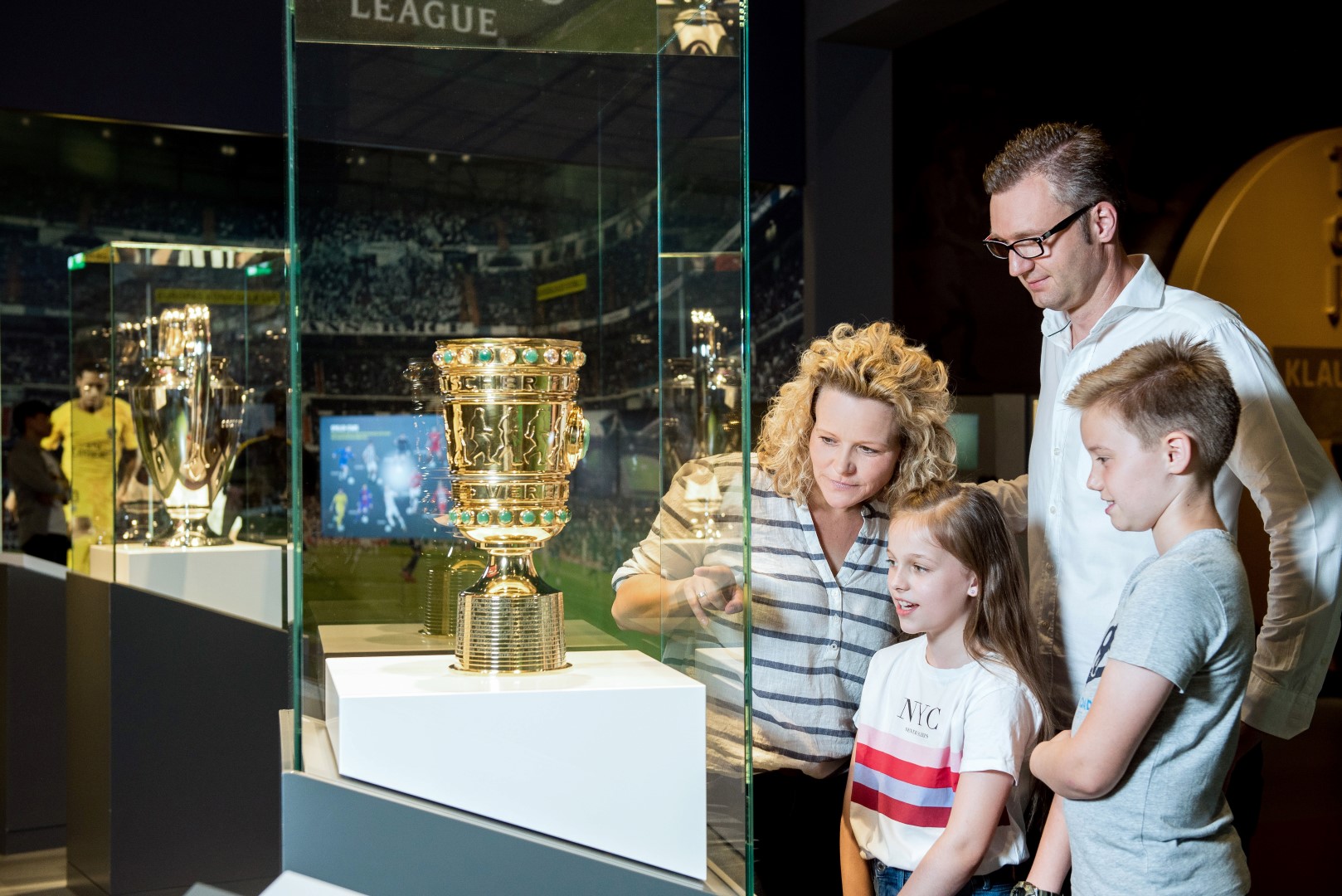 Familie am DFB-Pokal. Photo Credit:: DFM/Kirschhofer Familie am DFB-Pokal. Photo Credit:: DFM/Kirschhofer