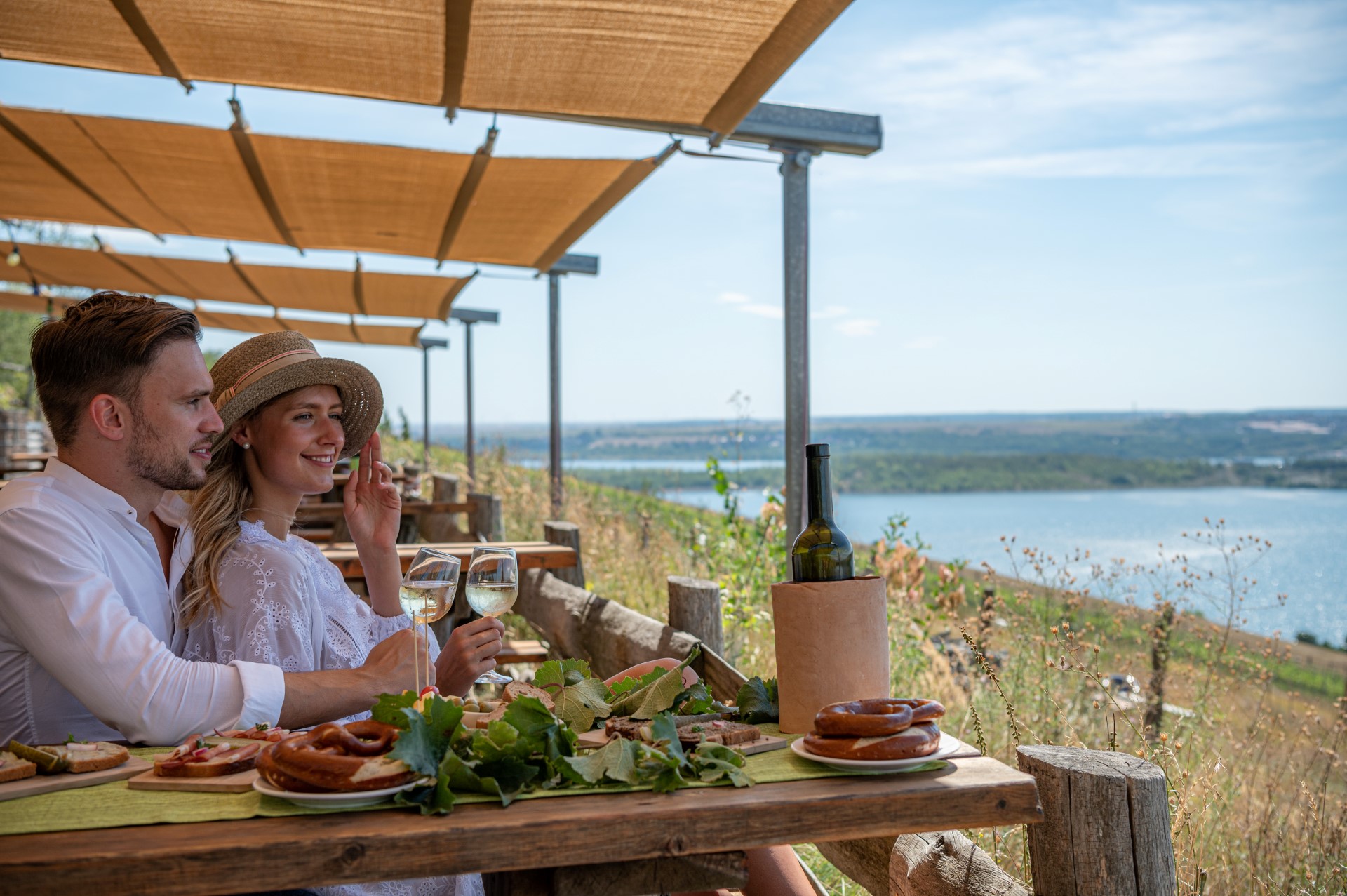 Straußwirtschaft am Geiseltalsee. Photo Credit: Saale-Unstrut-Tourismus e.V. | Falko Matte Straußwirtschaft am Geiseltalsee. Photo Credit: Saale-Unstrut-Tourismus e.V. | Falko Matte