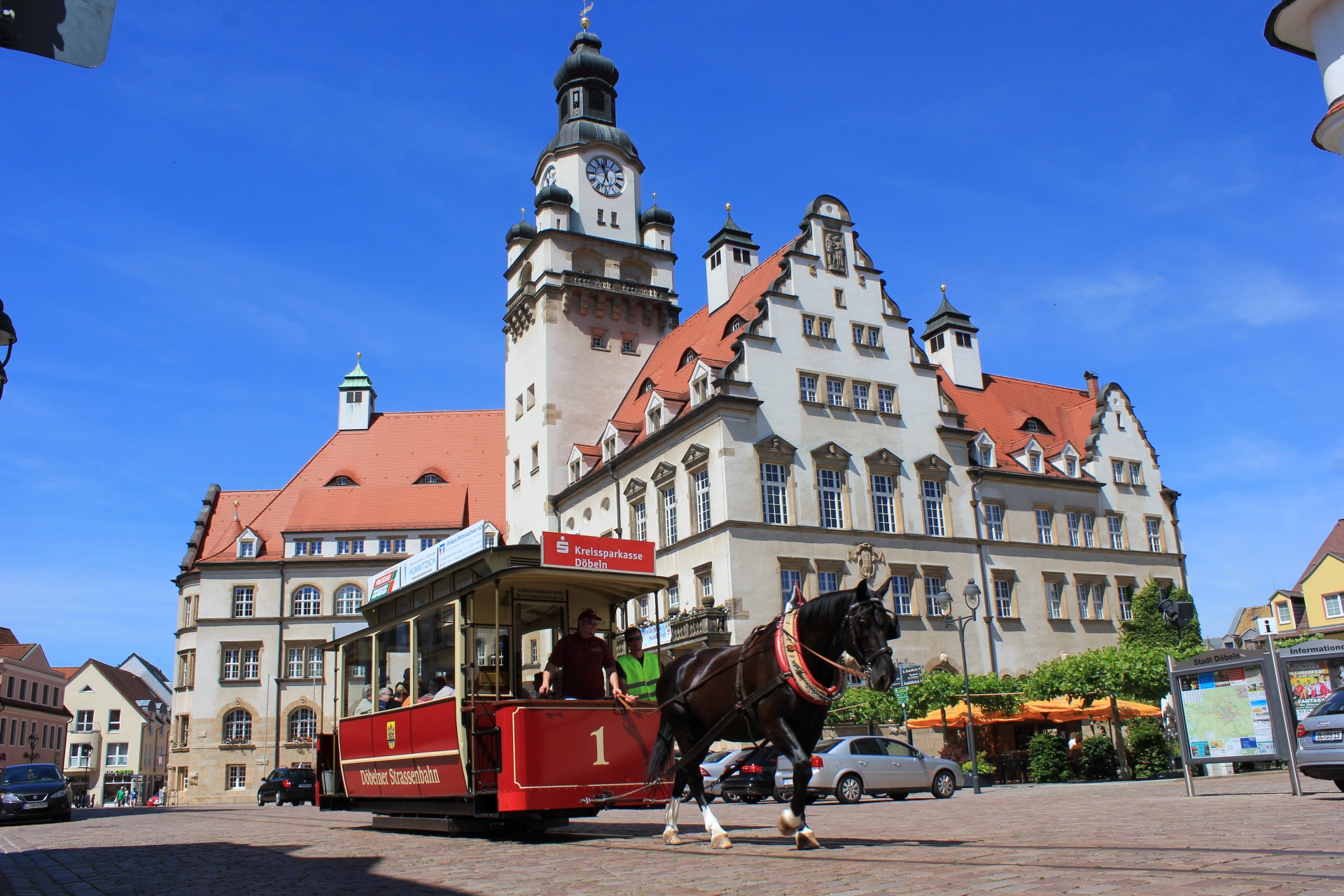 Die Döbelner Pferdebahn vor dem Rathaus. Photo Credit: K. Lange