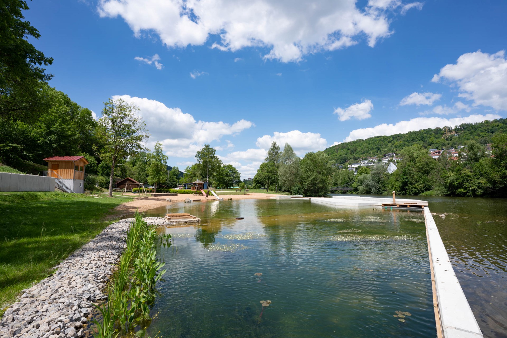 Gesunder Wasserspaß: Kocherfreibad in Künzelsau. Photo Credit: Oliver Schniepp, Foto Linke GmbH