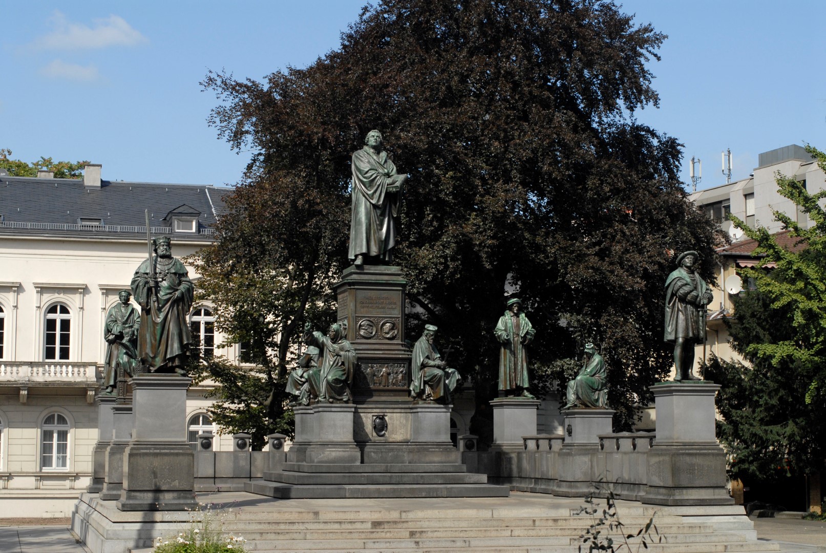 Lutherdenkmal in Worms. Photo Credit: Uwe Feuerbach Lutherdenkmal in Worms. Photo Credit: Uwe Feuerbach