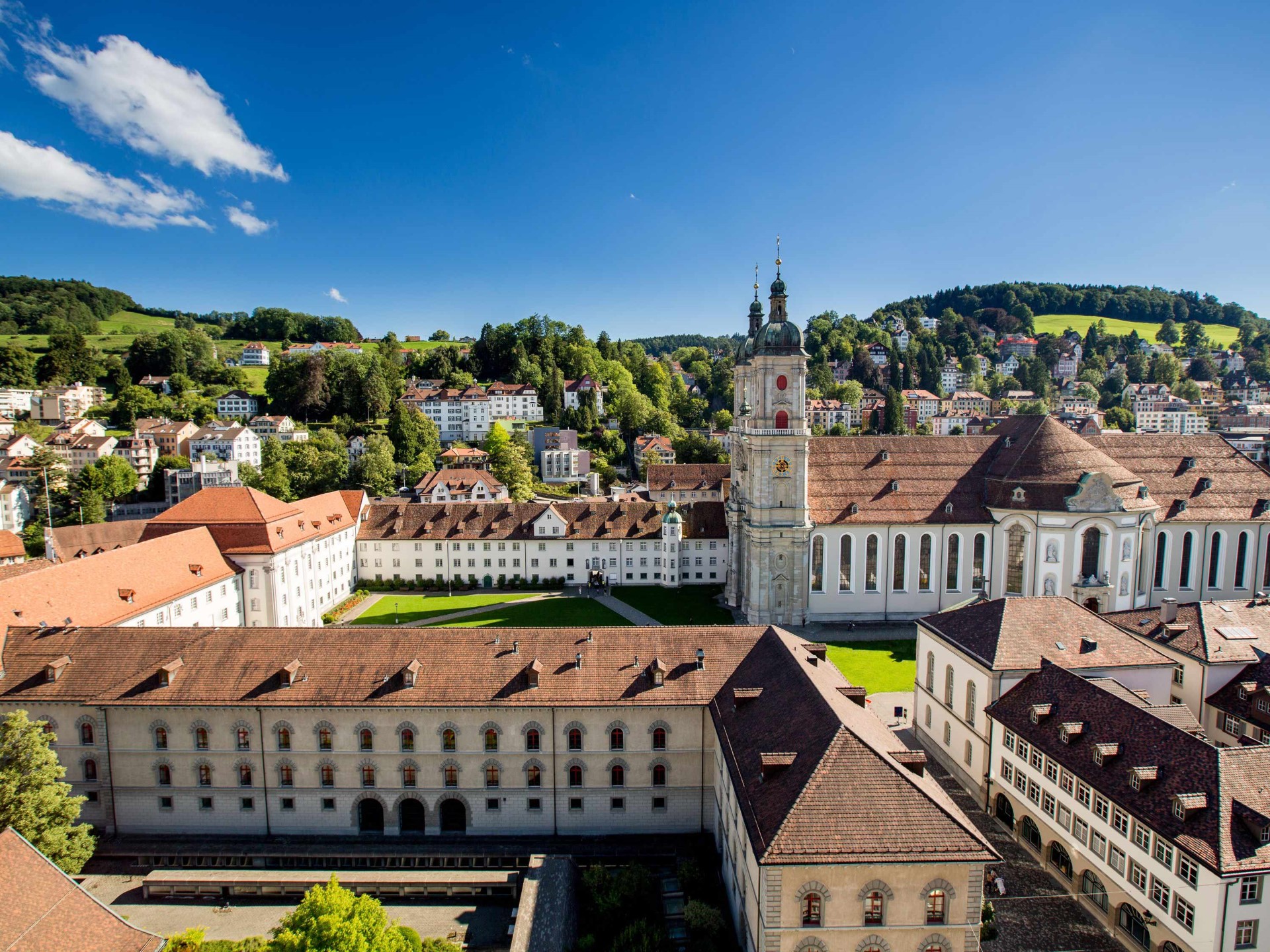 Luftaufnahme vom Stiftsbezirk in St. Gallen. Luftaufnahme vom Stiftsbezirk in St. Gallen.