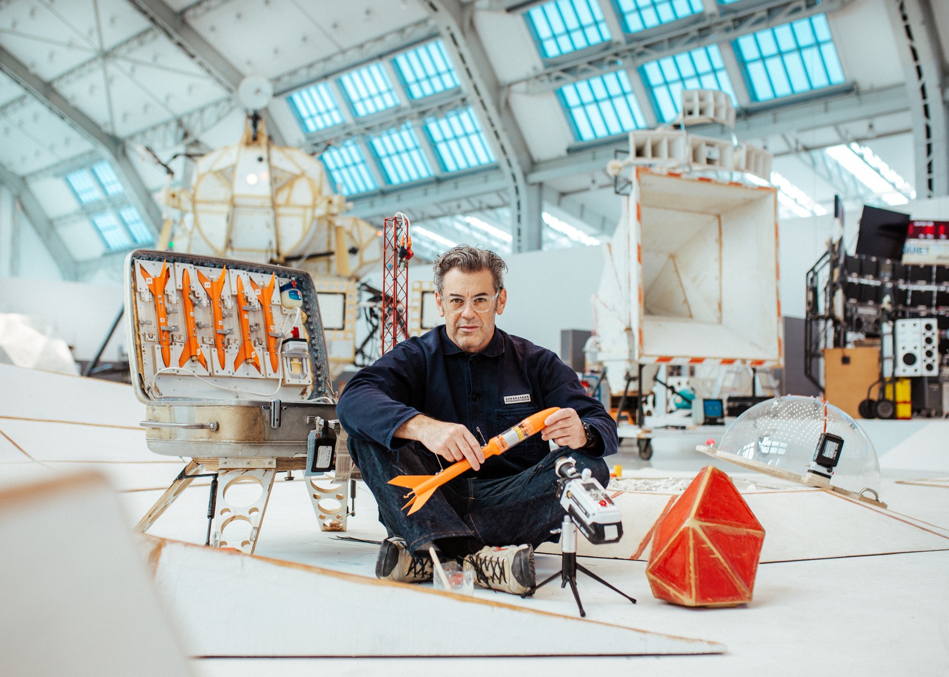 Tom Sachs in der Ausstellung SPACE PROGRAM: RARE EARTHS in den Deichtorhallen Hamburg. Photo Credit: Julia Steinigeweg Tom Sachs in der Ausstellung SPACE PROGRAM: RARE EARTHS in den Deichtorhallen Hamburg. Photo Credit: Julia Steinigeweg