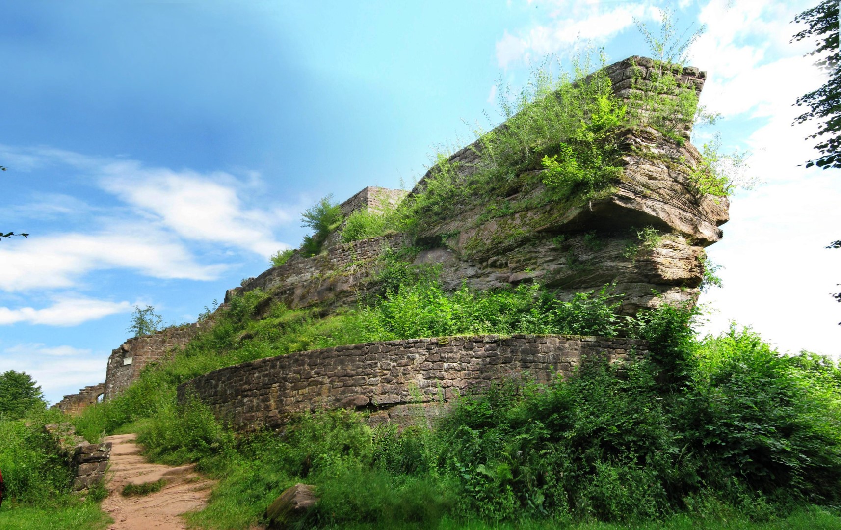 Wie ein Schiff thront die Burg auf dem Felsen. Photo Credit: Lokilech, CC BY-SA 3.0 