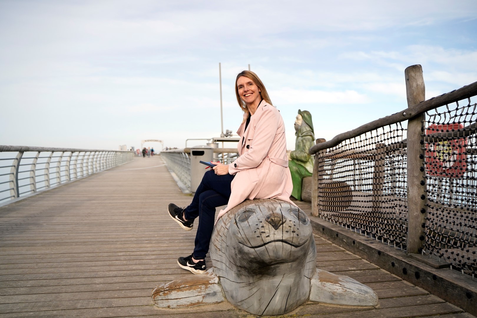 Eva Almstädt auf der Seebrücke in Niendorf. Photo Credit: www.ostsee-schleswig-holstein.de Eva Almstädt auf der Seebrücke in Niendorf. Photo Credit: www.ostsee-schleswig-holstein.de