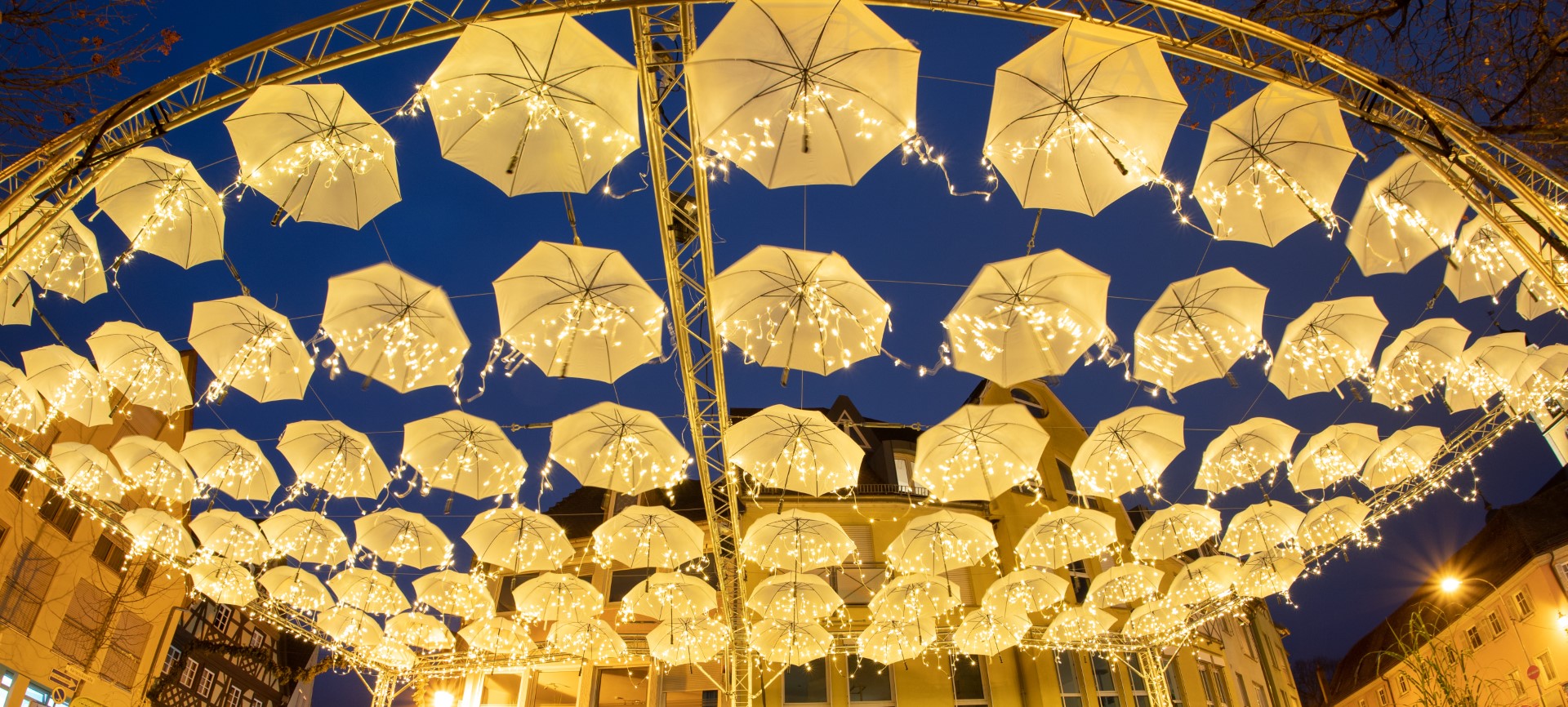 „Umbrella-Road“ mit 80 weißen Schirmen zu Weihnachten. Photo Credit: Jens Hackmann „Umbrella-Road“ mit 80 weißen Schirmen zu Weihnachten. Photo Credit: Jens Hackmann