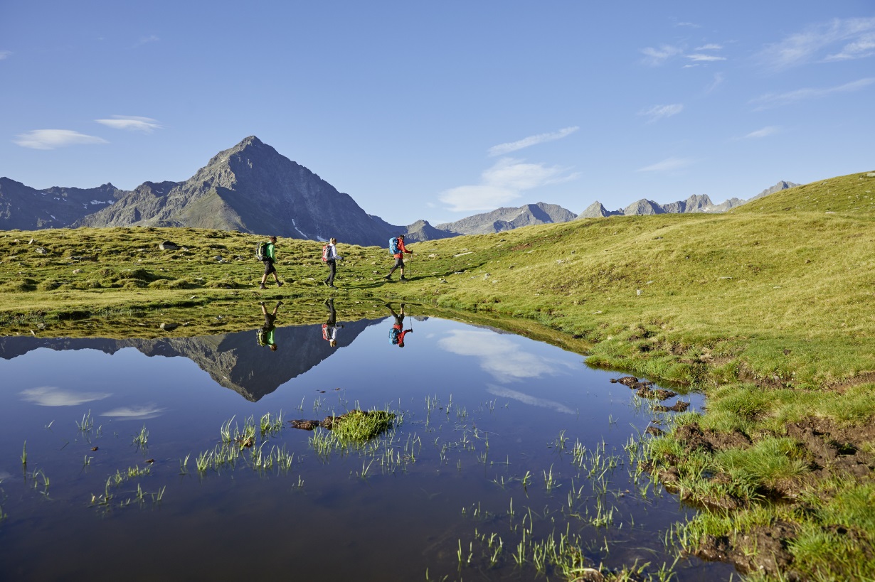 Von entspannt-genussvoll bis sportlich-anspruchsvoller bietet das beliebte Bergwanderprogramm der Region INnsbruck für jede Vorliebe die richtige Tour. Photo Credit: Innsbruck Tourismus | Christian Vorhofer Von entspannt-genussvoll bis sportlich-anspruchsvoller bietet das beliebte Bergwanderprogramm der Region INnsbruck für jede Vorliebe die richtige Tour. Photo Credit: Innsbruck Tourismus | Christian Vorhofer