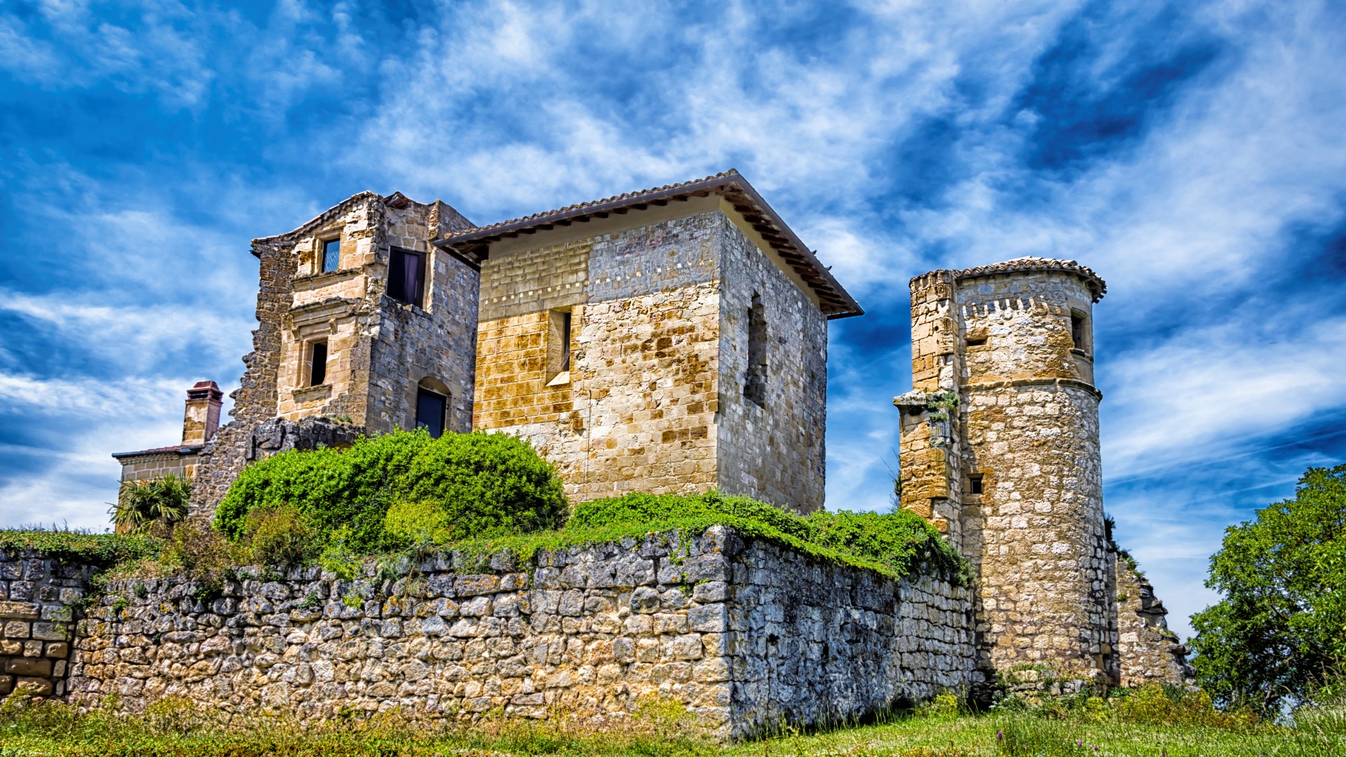 Château de Magrin. Photo Credit: T. Wojtowicz, CC BY-SA 2.0
