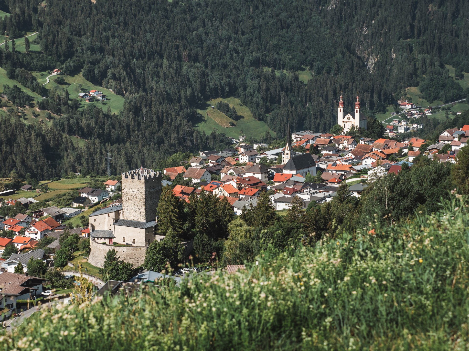 In Fließ erwartet die BesucherInnen das Schloss Biedenegg. Photo Credit: Roman Huber In Fließ erwartet die BesucherInnen das Schloss Biedenegg. Photo Credit: Roman Huber