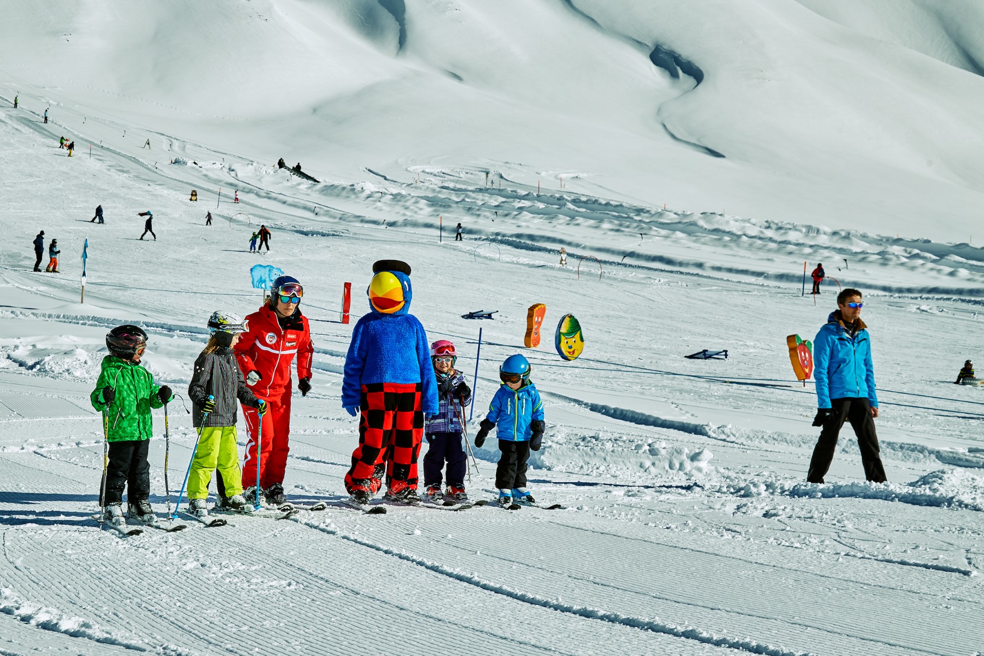 Skiunterricht mit Globi auf der Engstligenalp. Photo Credit: Tourismus Adelboden Lenk Kandersteg