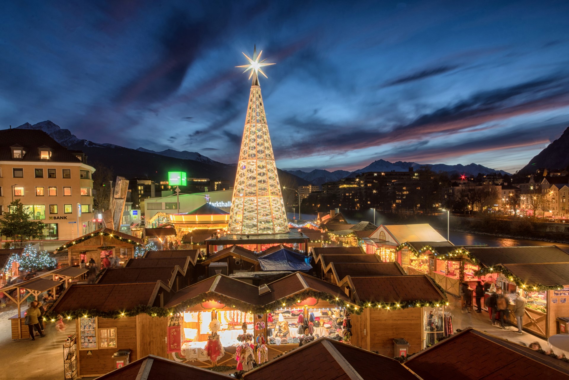 Christkindlmarkt am Marktplatz. Photo Credit: Innsbruck Tourismus Christkindlmarkt am Marktplatz. Photo Credit: Innsbruck Tourismus