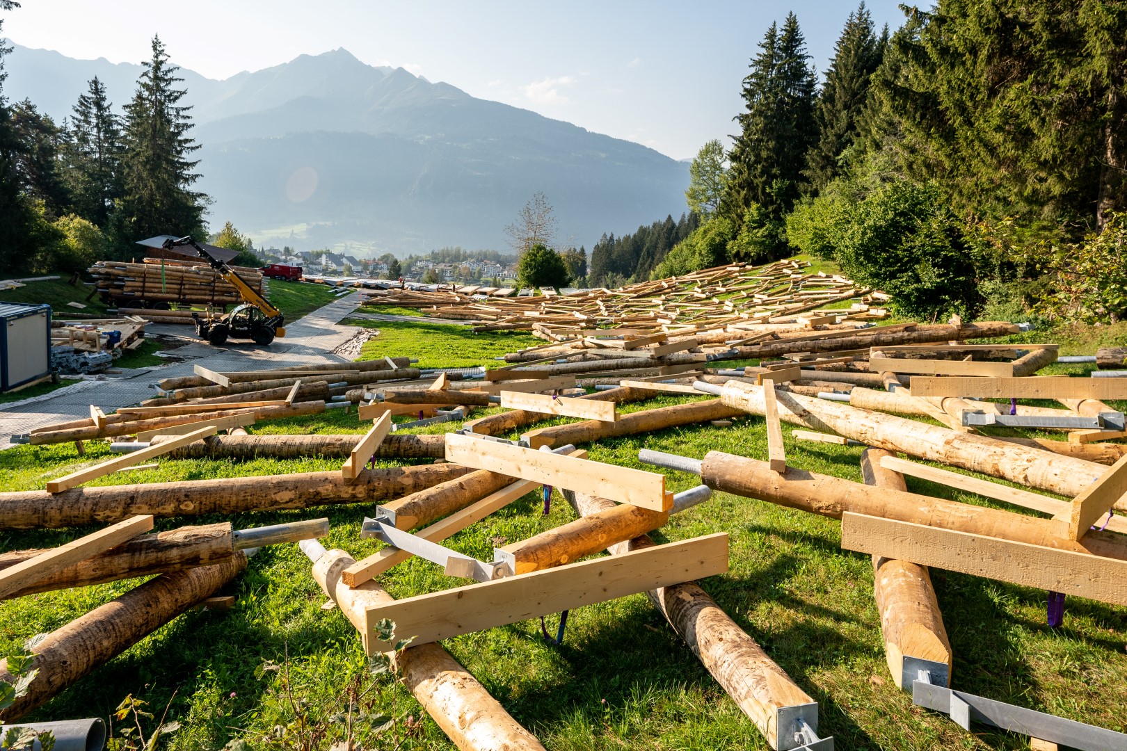 Der gesamte Baumwipfelpfad wurde aus heimischen Holz gebaut. Photo Credit: Weisse Arena Gruppe | Philipp Ruggli