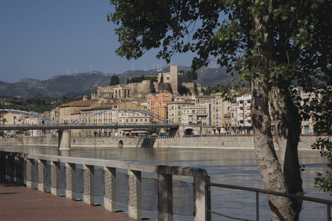 Tortosa am Fluss Ebro. Photo Credit: Miguel Raurich Tortosa am Fluss Ebro. Photo Credit: Miguel Raurich
