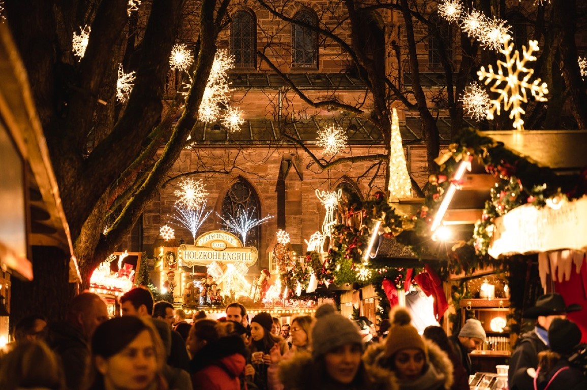 Weihnachtsmarkt auf dem Münsterplatz . Photo Credit: Basel Tourismus