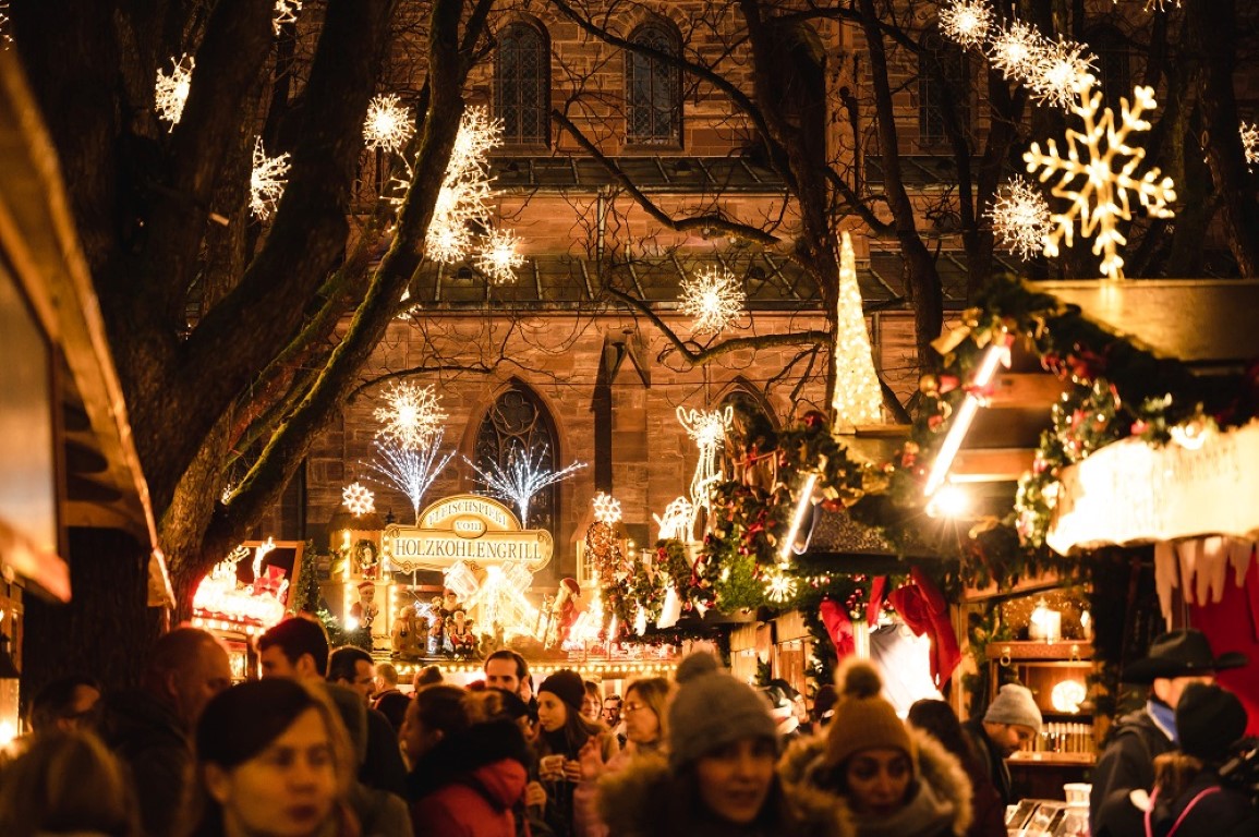 Weihnachtsmarkt auf dem Münsterplatz . Photo Credit: Basel Tourismus Weihnachtsmarkt auf dem Münsterplatz . Photo Credit: Basel Tourismus