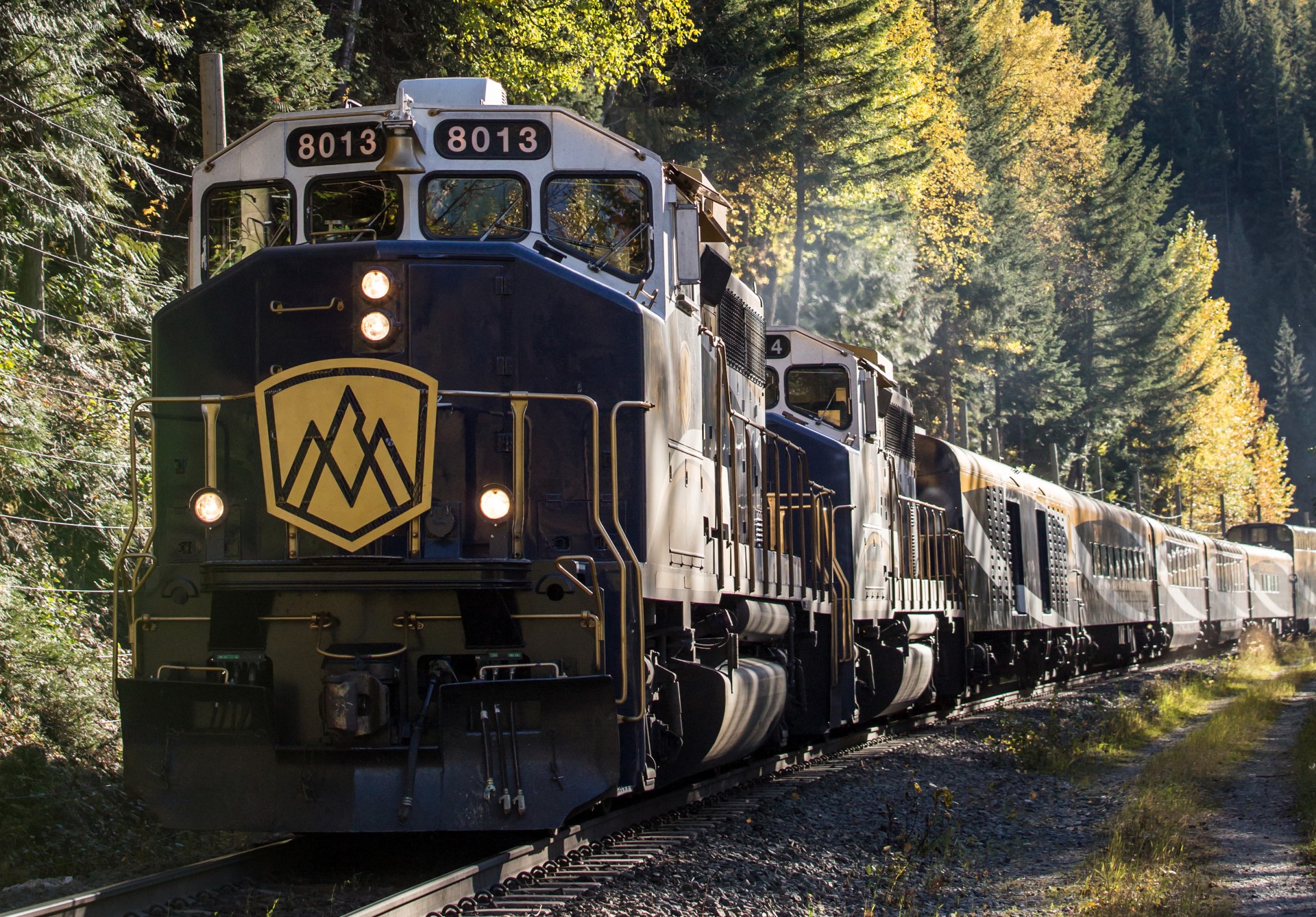 Der Rocky Mountaineer unterwegs. Photo Credit: Rocky Mountaineer Der Rocky Mountaineer unterwegs. Photo Credit: Rocky Mountaineer