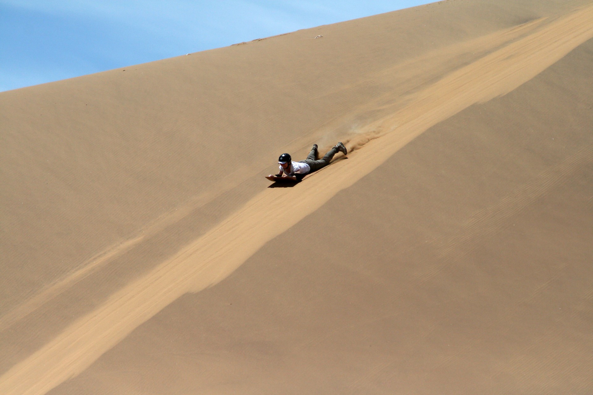 Sandboarding in der Namib-Wüste. Foto: Jürgen Goetz Sandboarding in der Namib-Wüste. Foto: Jürgen Goetz