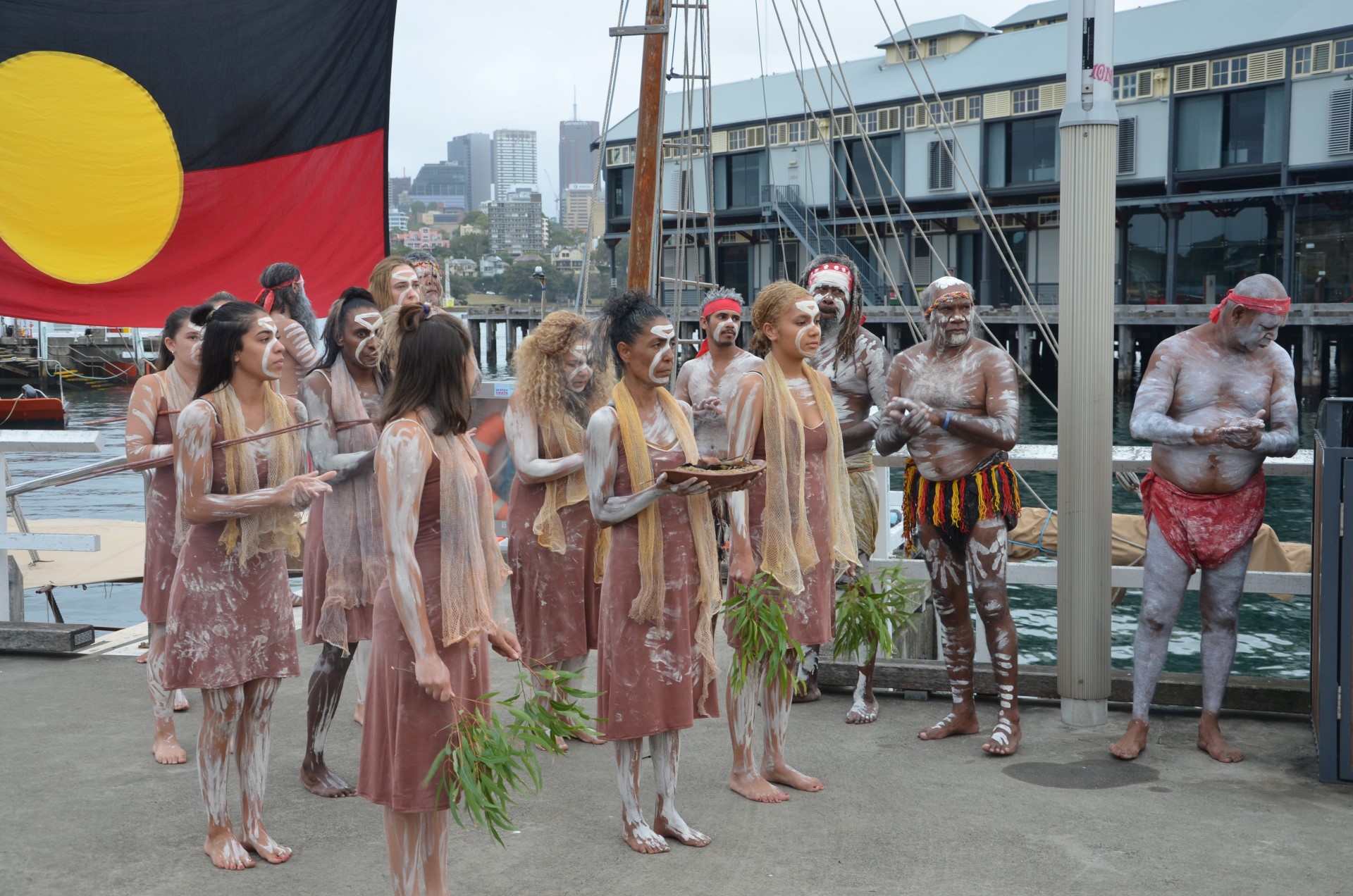 Die Flagge der Aborigines bei einer Veranstaltung in Sydney