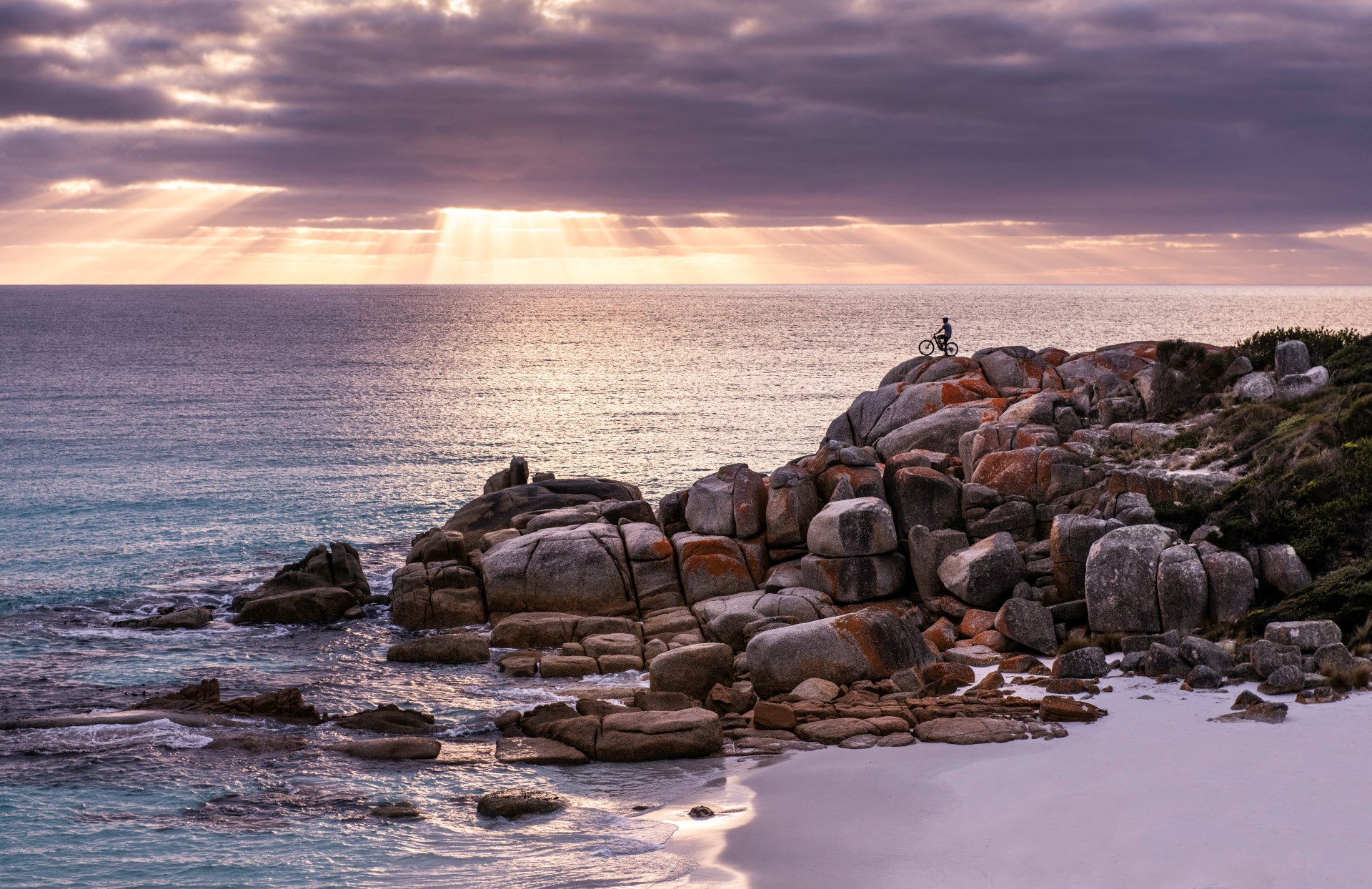 Ein Farbspiel der Natur: die Felslandschaft der Bay of Fires. Photo Credit: Stu Gibson