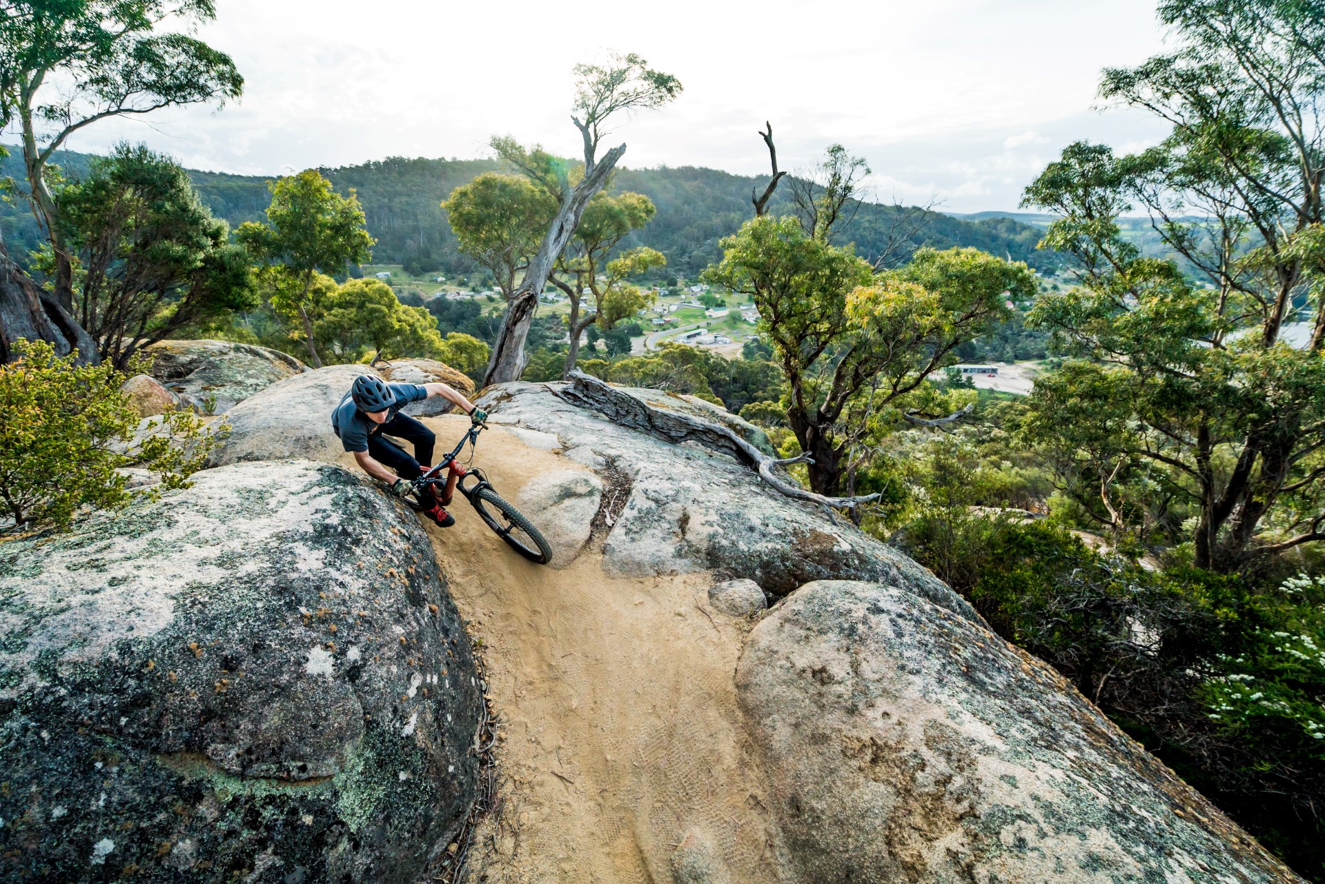 In Tasmanien erleben Mountainbiker ein ganzjähriges Downhill-Vergnügen. Photo Credit: Revolution Mountainbike