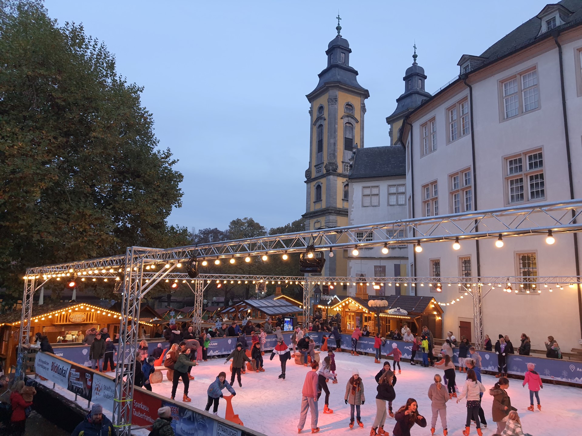 Eisbahn im historischen Äußeren Schlosshof. Foto: Rudi Bauer Eisbahn im historischen Äußeren Schlosshof. Foto: Rudi Bauer