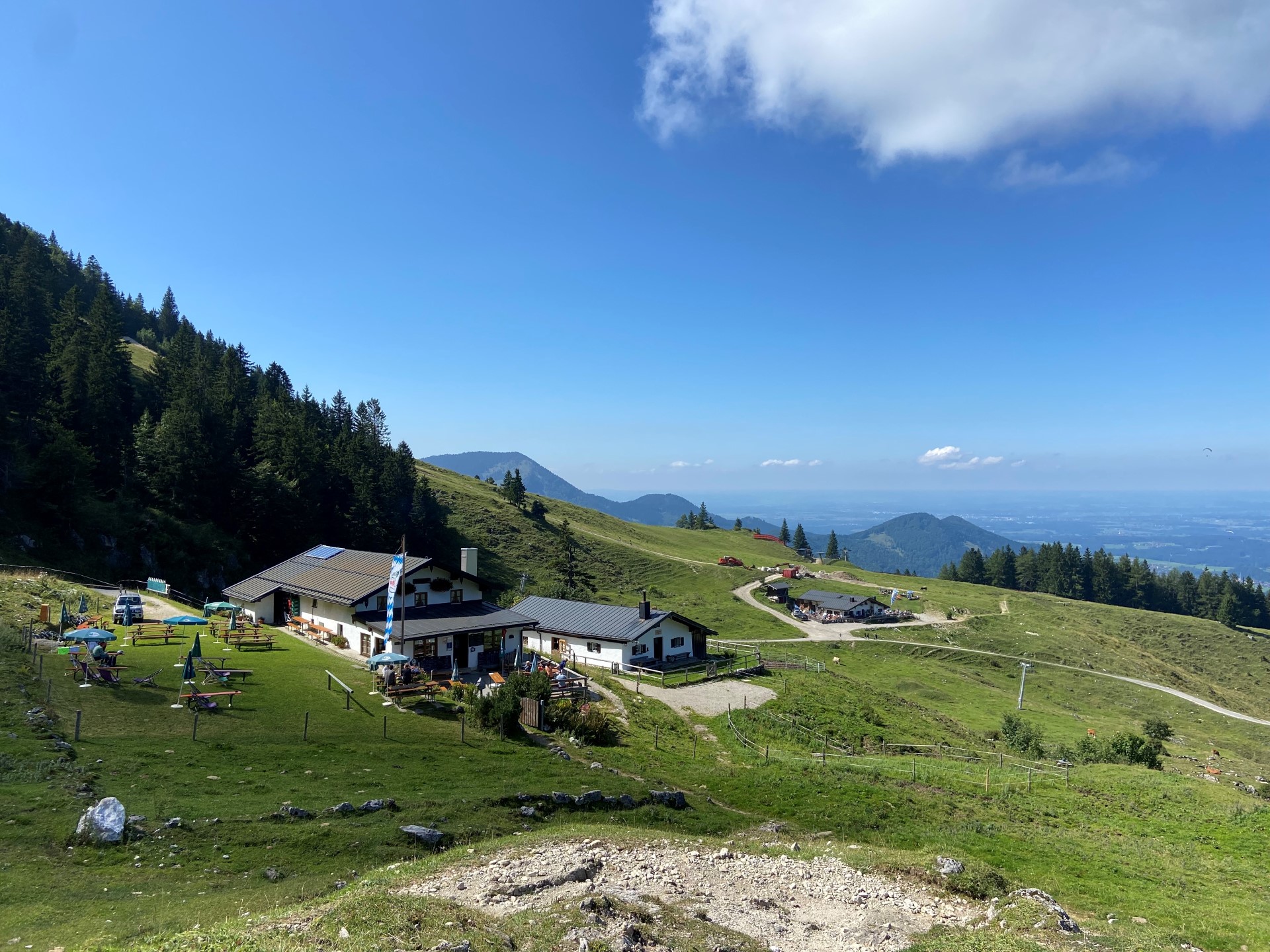 Almen laden zur Brotzeit ein. Foto Nadine Taylor