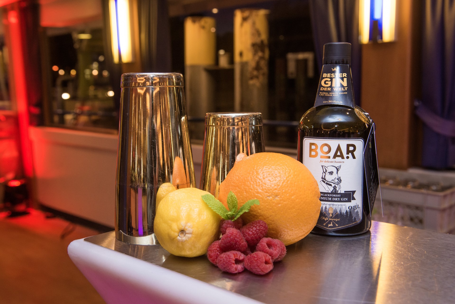 Gin mit frischem Obst auf dem Genuss-Schiff. Foto: MTK | Chris-Danneffel Gin mit frischem Obst auf dem Genuss-Schiff. Foto: MTK | Chris-Danneffel
