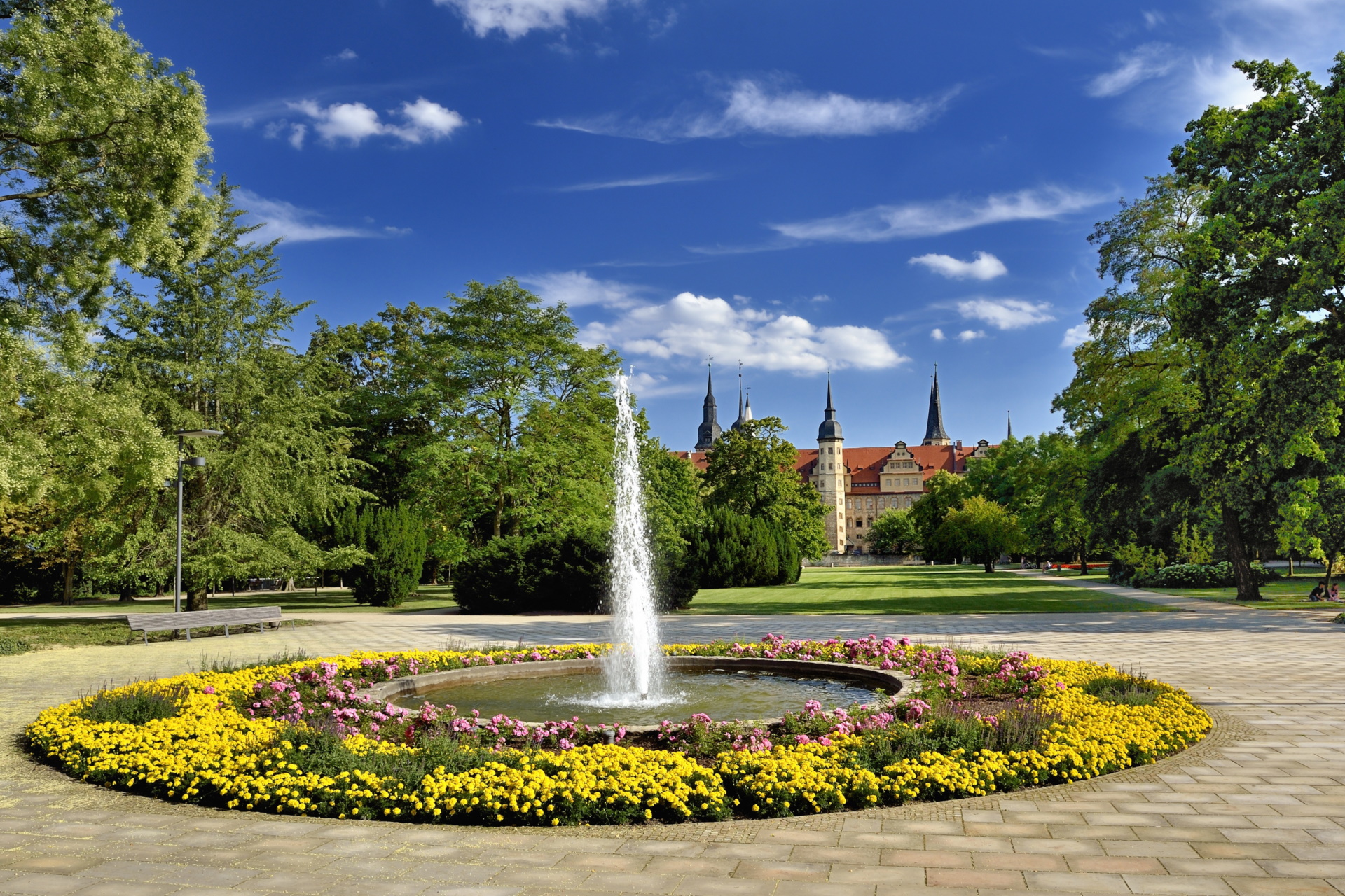 Merseburger Schlossgarten mit Springbrunnen und Schlossblick. Foto: Stadt Merseburg | Wolfgang Kubak