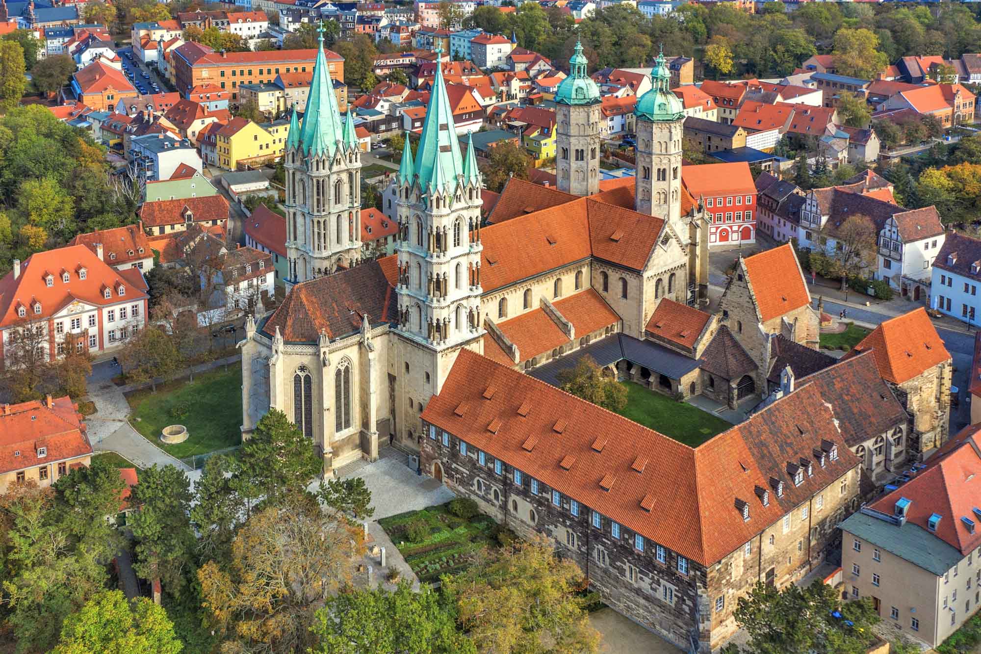 Naumburger Dom mit Domgarten. Foto: Vereinigte Domstifter | Falko Matte Naumburger Dom mit Domgarten. Foto: Vereinigte Domstifter | Falko Matte