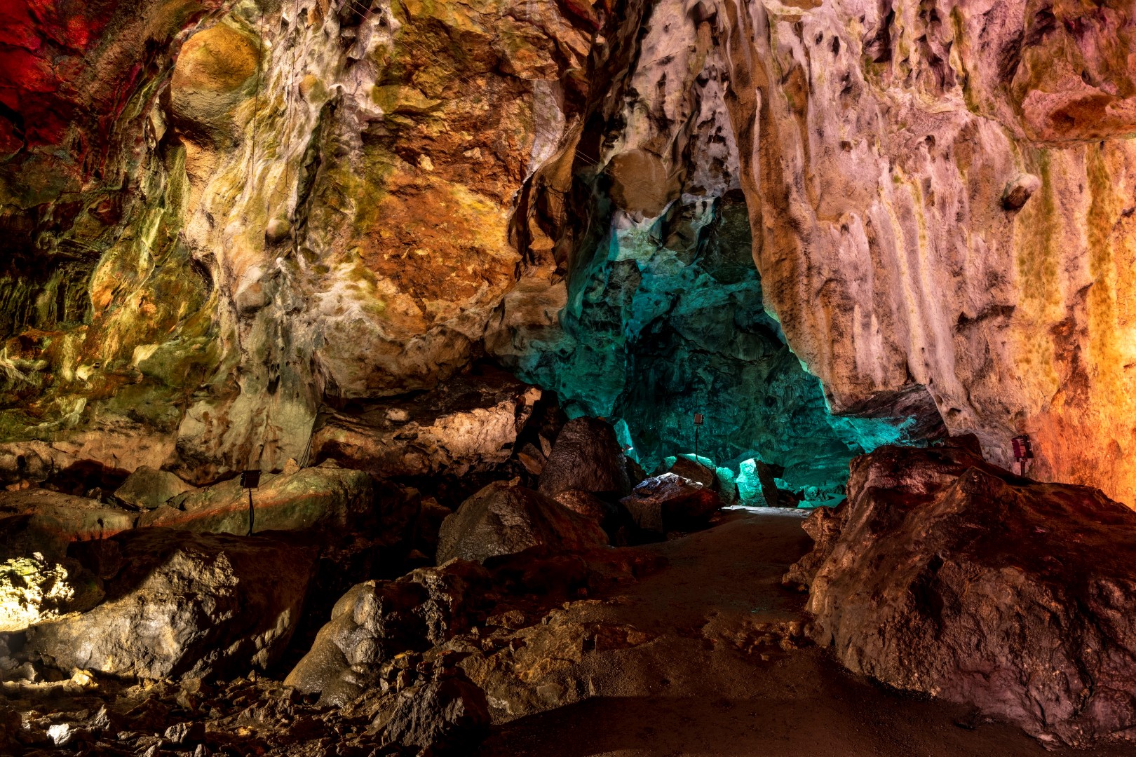 Die Nebelhöhle in Sonnenbühl ist eine von zwölf Schauhöhlen der Schwäbischen Alb. Foto: TMBW | Lengler Die Nebelhöhle in Sonnenbühl ist eine von zwölf Schauhöhlen der Schwäbischen Alb. Foto: TMBW | Lengler