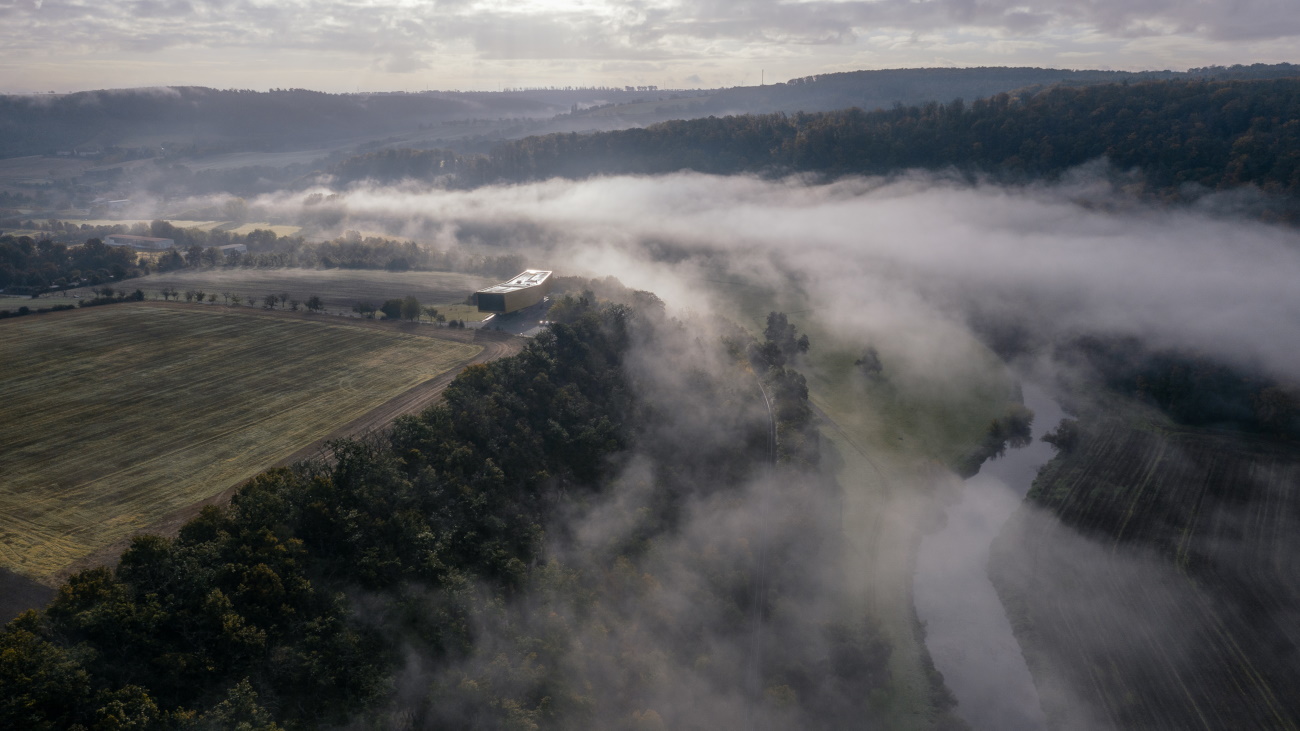 Arche Nebra im Morgennebel des Unstruttals. Foto: Saale-Unstrut-Tourismus e.V. | Falko Matte Arche Nebra im Morgennebel des Unstruttals. Foto: Saale-Unstrut-Tourismus e.V. | Falko Matte