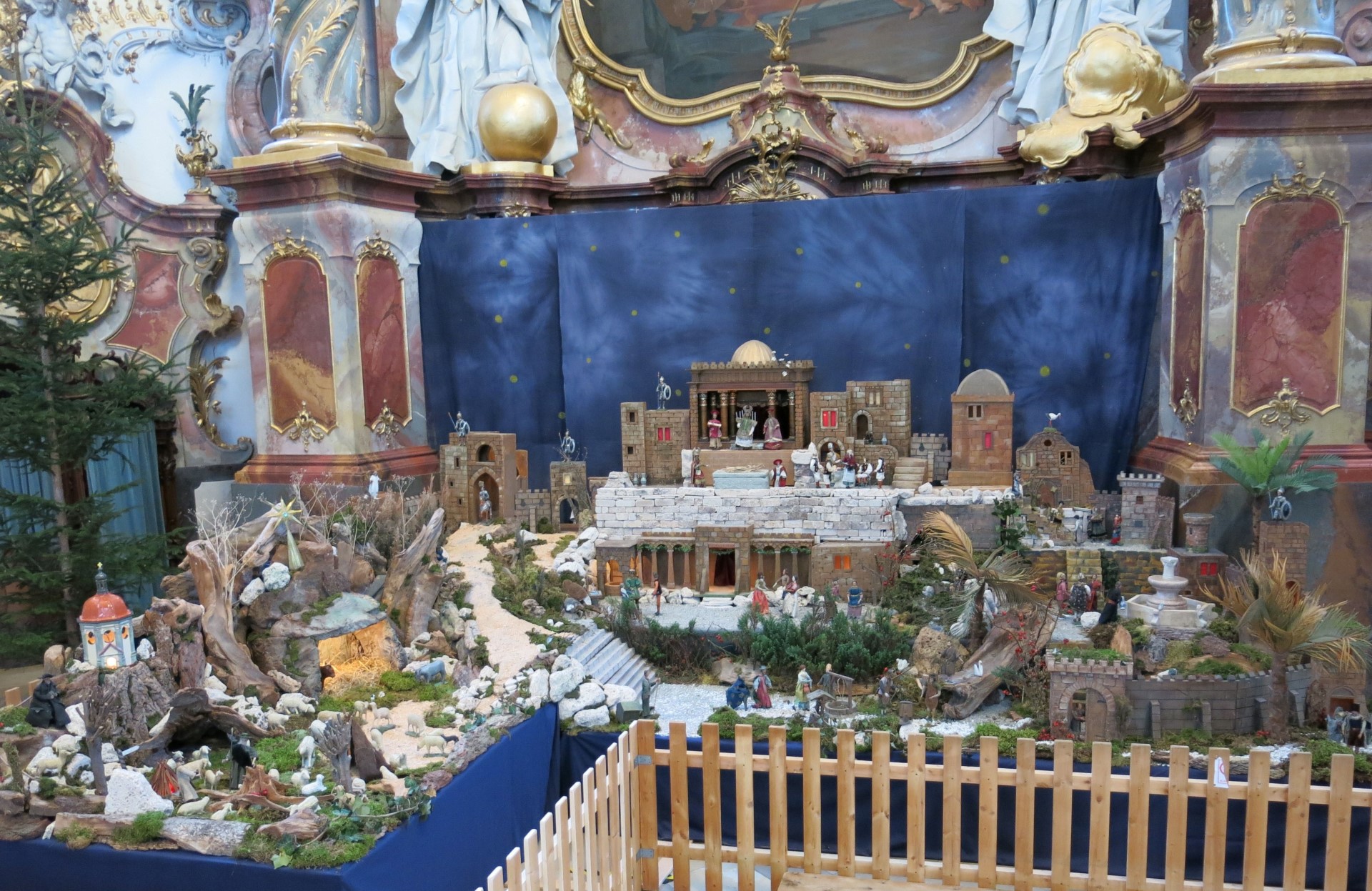 Die Weihnachtskrippe in der Ottobeurer Basilika. Foto: djd | Touristikamt Kur & Kultur Ottobeuren Die Weihnachtskrippe in der Ottobeurer Basilika. Foto: djd | Touristikamt Kur & Kultur Ottobeuren