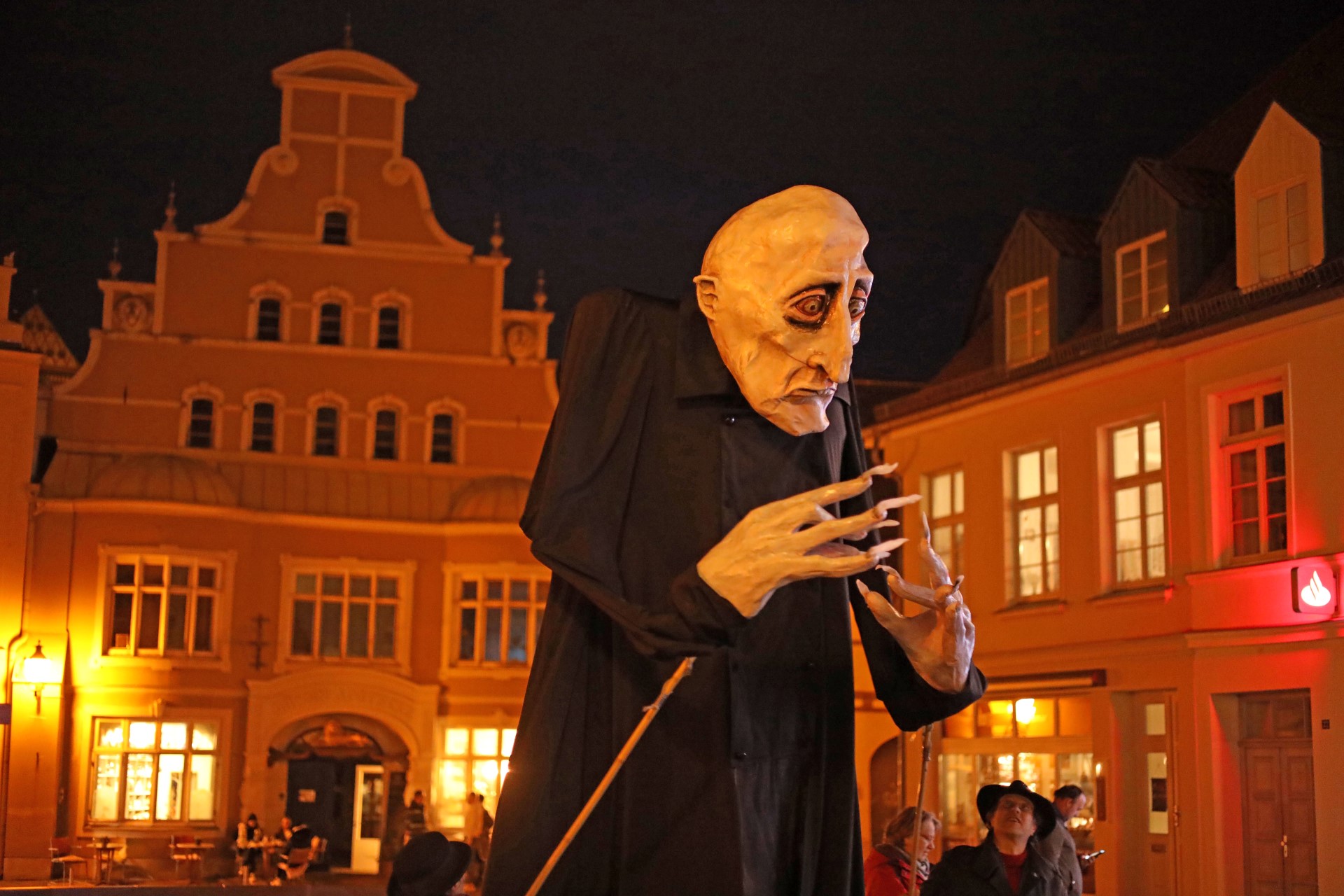 Nosferatu treibt auch heute noch gelegentlich sein Unwesen in der Altstadt von Wismar. Photo Credit: djd | Nosferatour | Lukas Ditzel