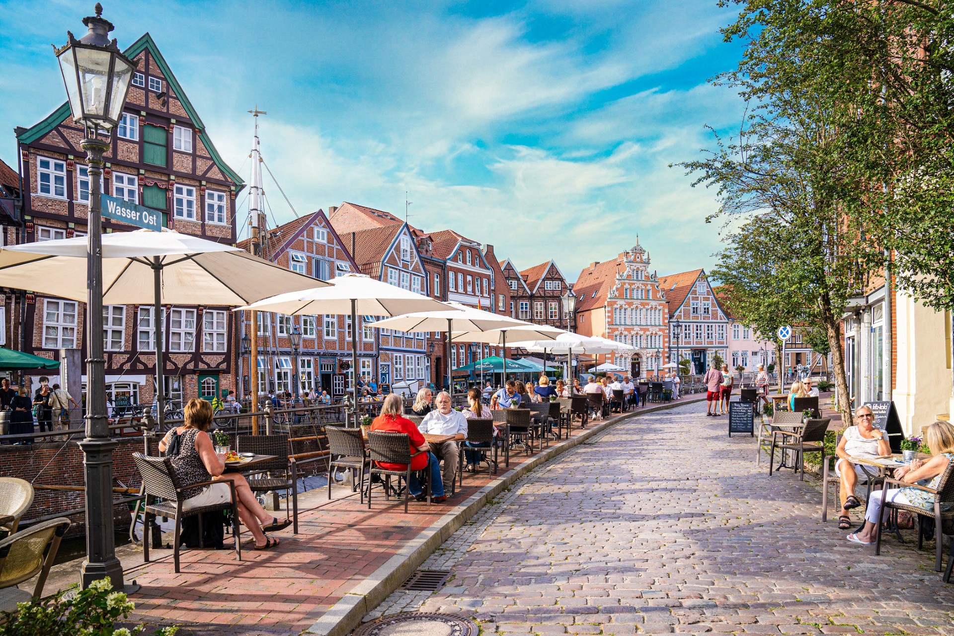 Ein Abstecher in die Hansestadt Stade ist bei einer Radtour durch das Alte Land ein Muss. Photo Credit: djd | Stade Marketing und Tourismus