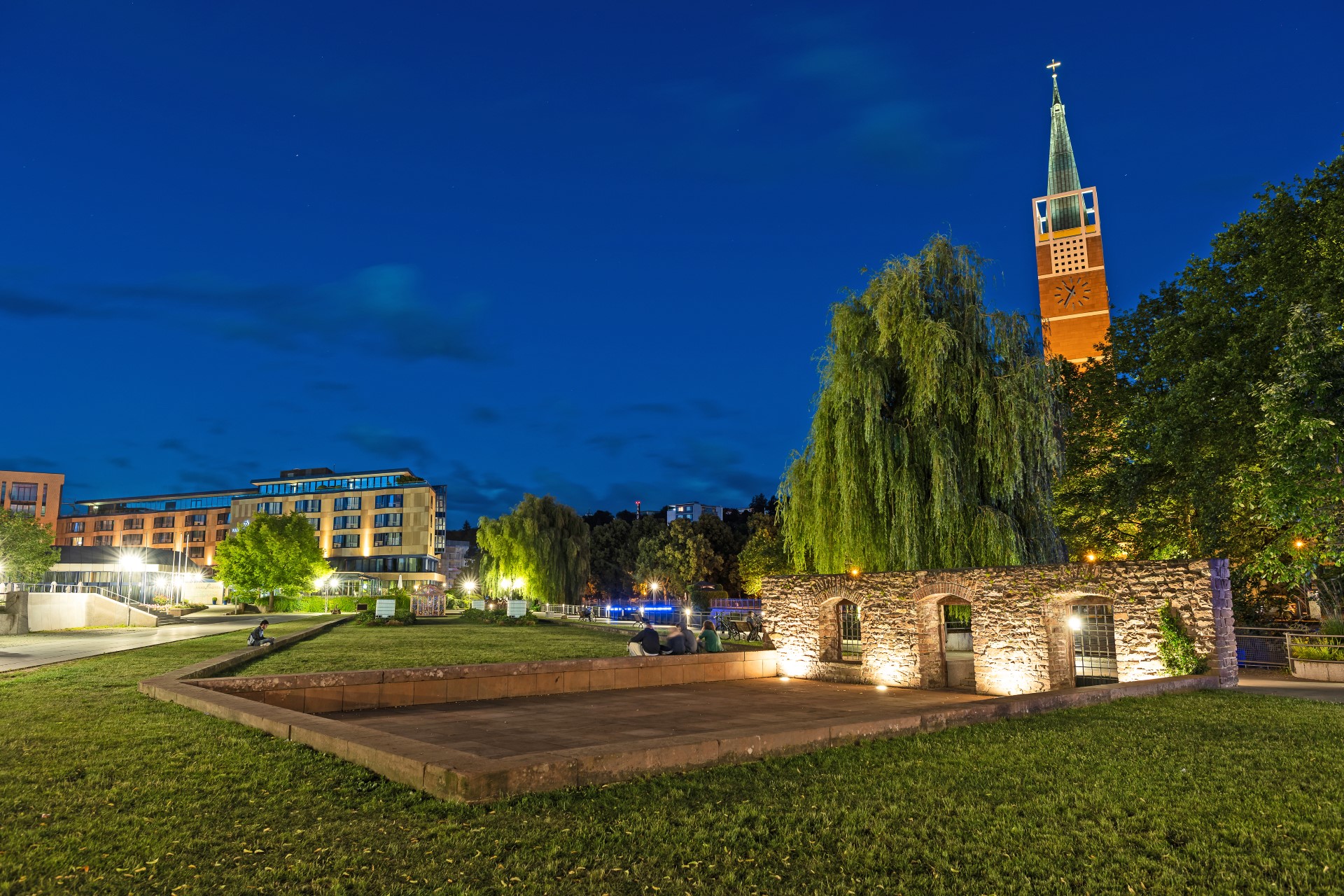 Der Waisenhausplatz in Pforzheim lädt zum Flanieren am grünen Enzufer ein. Photo Credit: djd | WSP | Pierre Johne