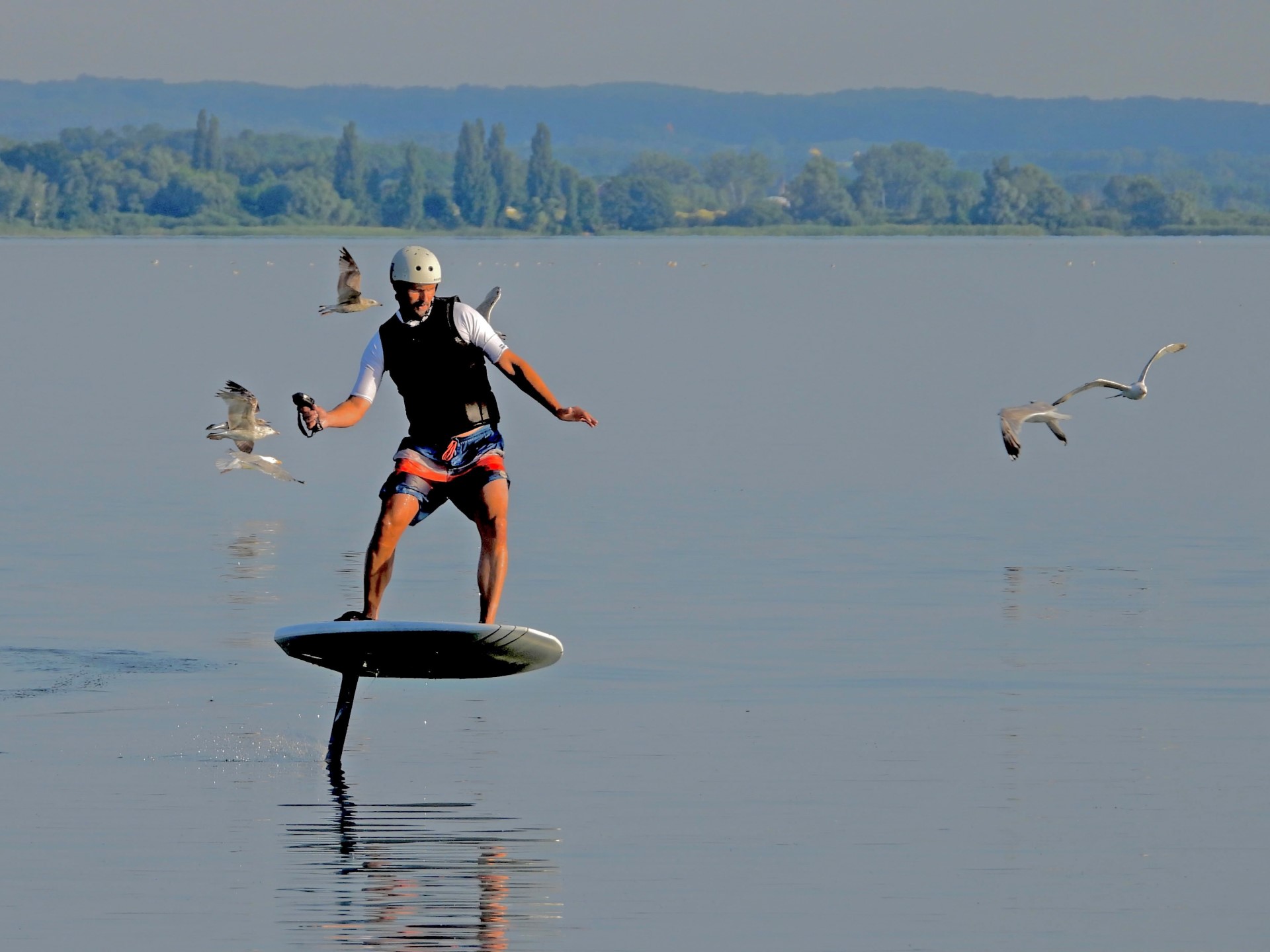 Hydrofoils sorgen für einen gehörigen Adrenalinkick. Foto: djd | eFoil Uckermark | Dr. Günter Kranz Hydrofoils sorgen für einen gehörigen Adrenalinkick. Foto: djd | eFoil Uckermark | Dr. Günter Kranz