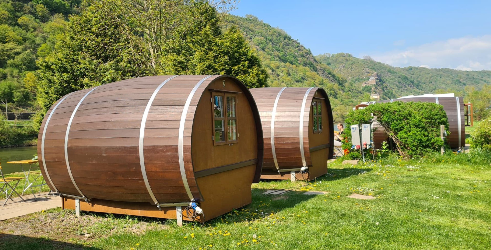 Eine besondere Nacht im Weinfass im Campingpark Burgen. Foto: djd | Tourist-Information Sonnige Untermosel Eine besondere Nacht im Weinfass im Campingpark Burgen. Foto: djd | Tourist-Information Sonnige Untermosel