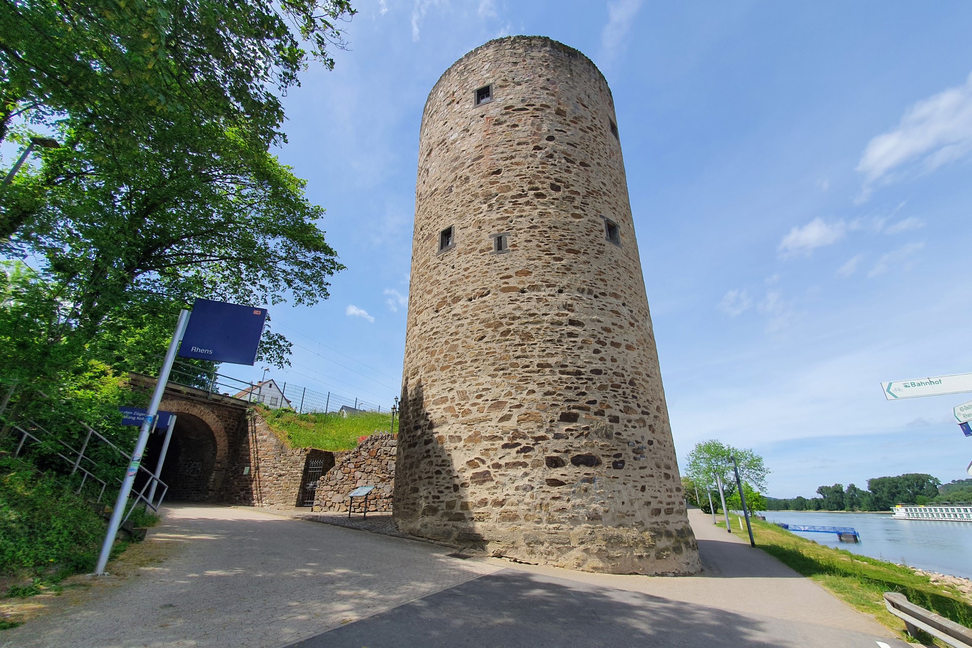 Der Scharfe Turm in der Stadtmauer von Rhens diente als Späh- und Zollturm, im Mittelalter als Gefängnis- und Hexenturm. Foto: djd | www.erlebnis-rheinbogen.de Der Scharfe Turm in der Stadtmauer von Rhens diente als Späh- und Zollturm, im Mittelalter als Gefängnis- und Hexenturm. Foto: djd | www.erlebnis-rheinbogen.de