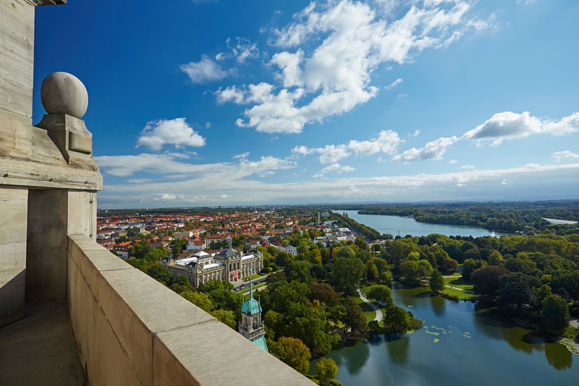 Hannover: Grüner Ausblick von der Rathauskuppel. Foto: djd | TMN | HMTG | Christian Wyrwa