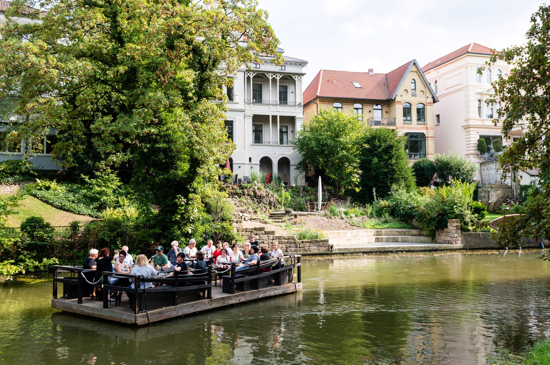 In Braunschweig können die Besucher auf dem Floß rund um die Stadt schippern. Foto: djd | TMN | BSM |Moritz Küstner In Braunschweig können die Besucher auf dem Floß rund um die Stadt schippern. Foto: djd | TMN | BSM |Moritz Küstner