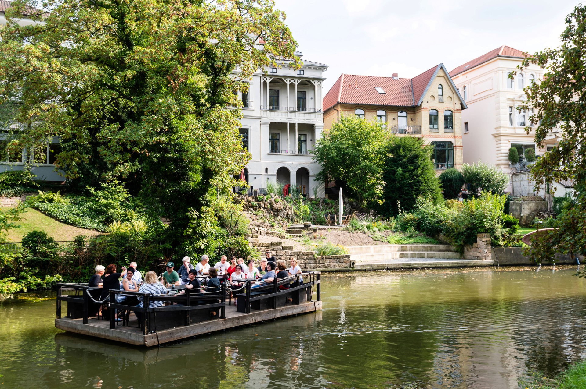 In Braunschweig können die Besucher auf dem Floß rund um die Stadt schippern. Foto: djd | TMN | BSM |Moritz Küstner