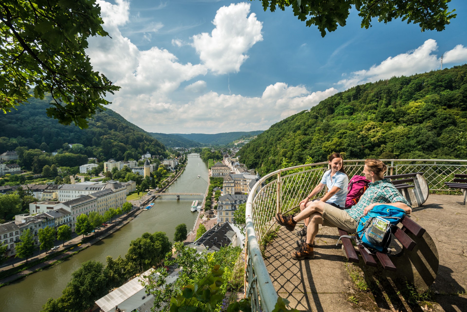 Einer der Höhepunkte am Lahnwanderweg: der Ausblick auf Bad Ems. Photo Credit: djd | Touristik Bad Ems-Nassau | Dominik Ketz