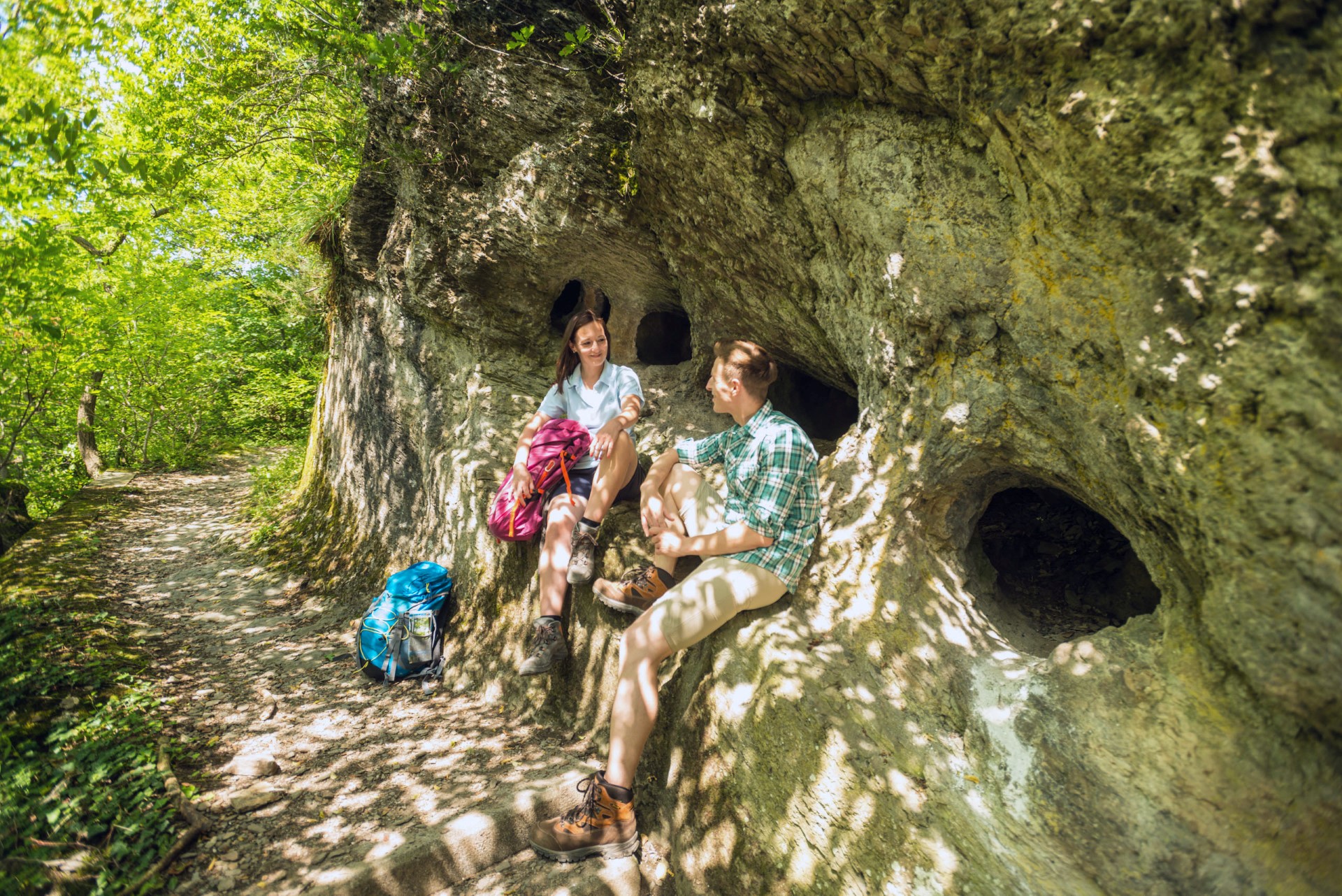 Die Heinzelmannshöhlen erinnern an eine alte Sage. Photo Credit: djd | Touristik Bad Ems-Nassau | Dominik Ketz