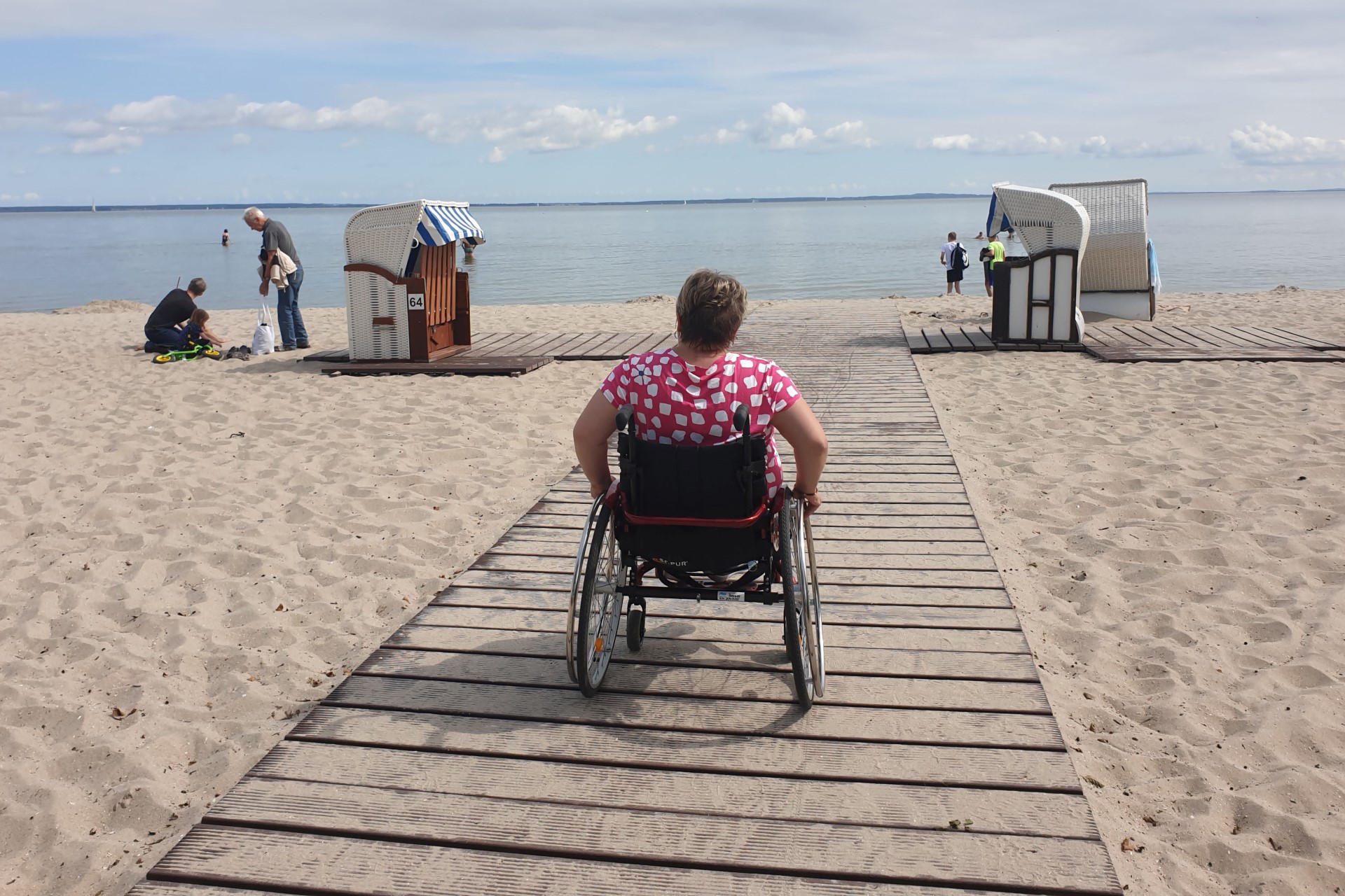 Auf Rädern bequem bis zum Strandkorb rollen - kein Problem in den Badeorten Ueckermünde und Mönkebude. Foto: djd | Tourismusbetrieb Mönkebude BgA Auf Rädern bequem bis zum Strandkorb rollen - kein Problem in den Badeorten Ueckermünde und Mönkebude. Foto: djd | Tourismusbetrieb Mönkebude BgA