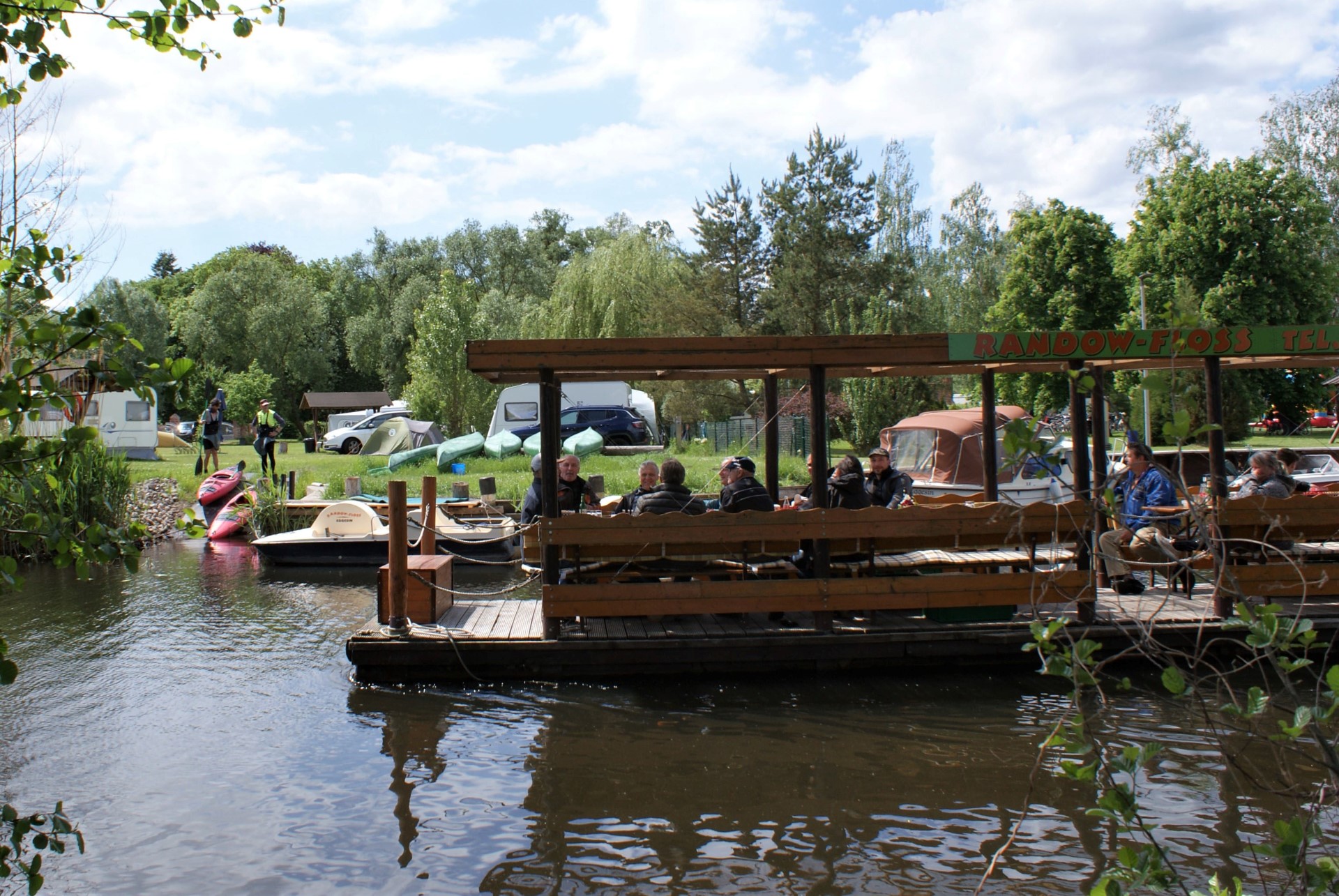 Bei der Floßfahrt auf der Randow. Foto: djd | Tourismusverein Stettiner Haff