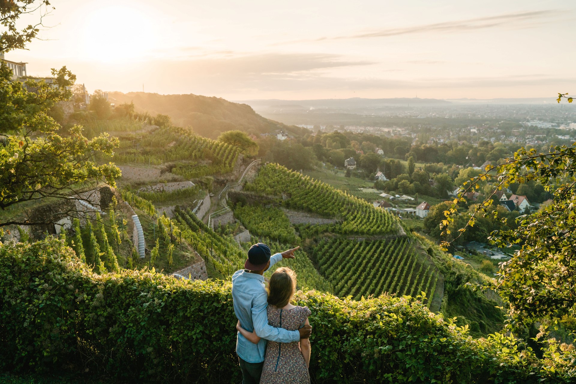 Jahrhundertealte Terrassenweinberge, barocke Baukunst und feine Gaumenfreuden machen einen Ausflug an die Sächsische Weinstraße zum Genuss für alle Sinne. Foto: djd/Schloss Wackerbarth/Erik Gross